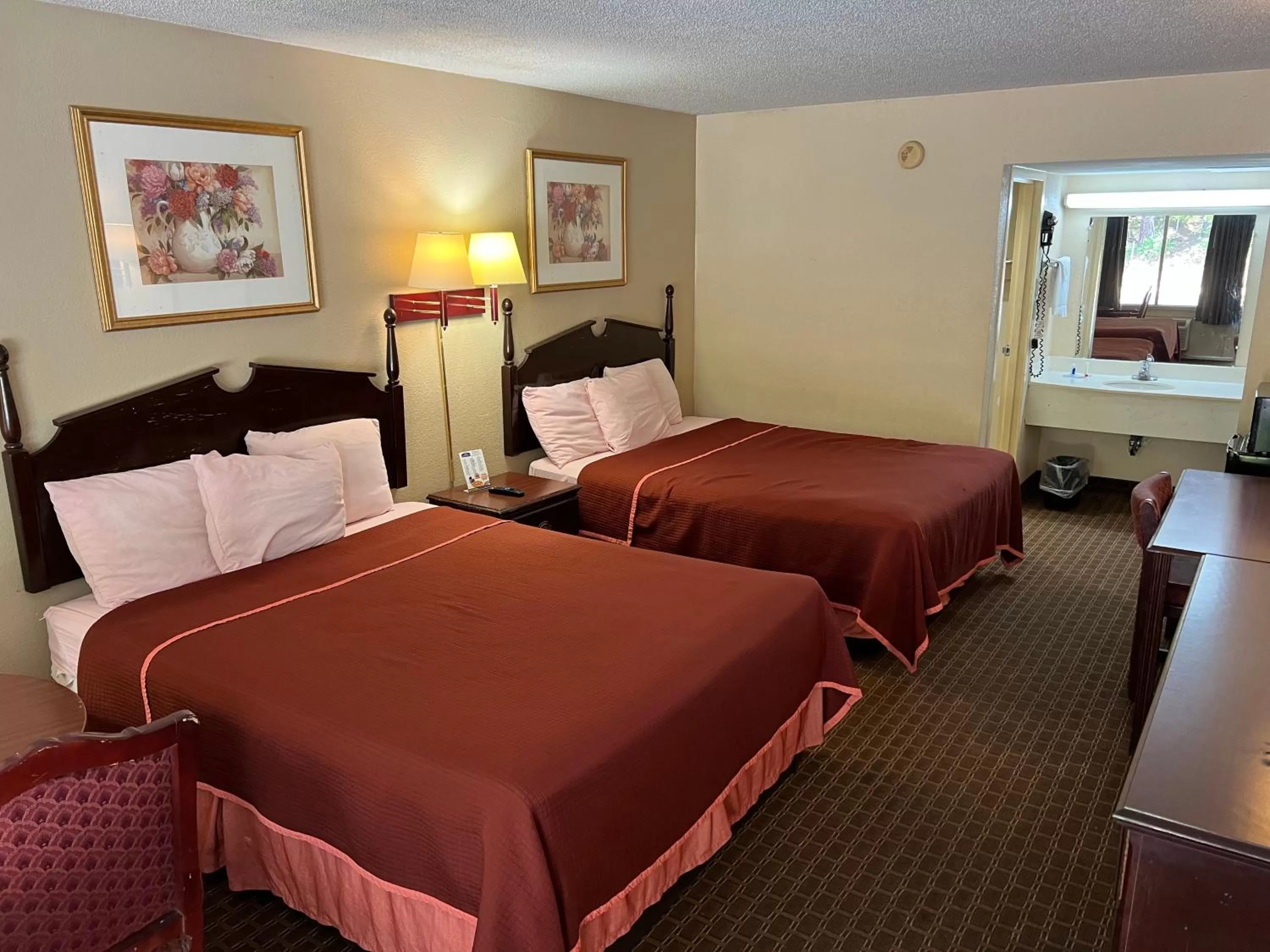 Photo of the whole room, Bed in Rodeway Inn Cleveland TN I-75