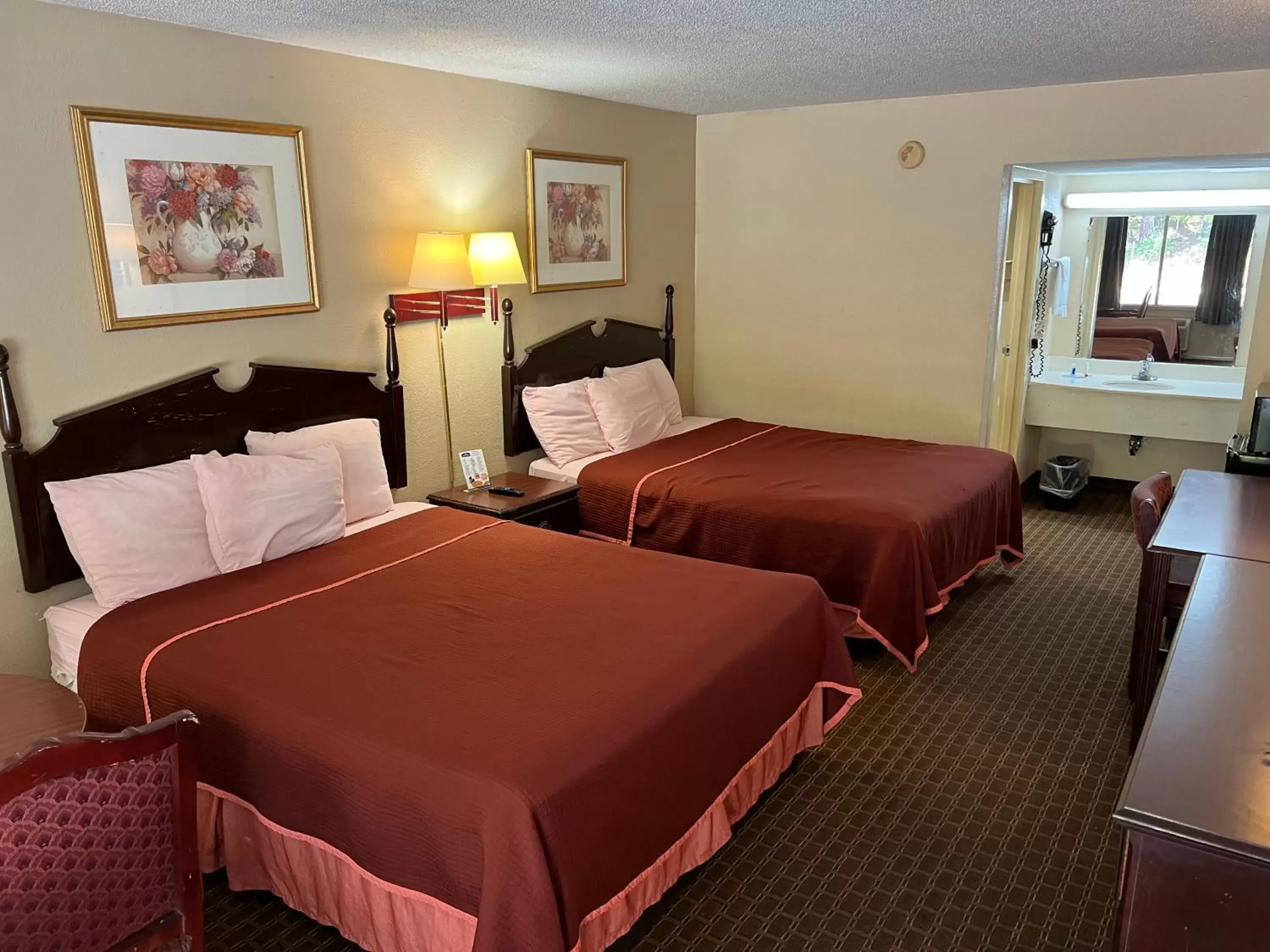 Photo of the whole room, Bed in Rodeway Inn