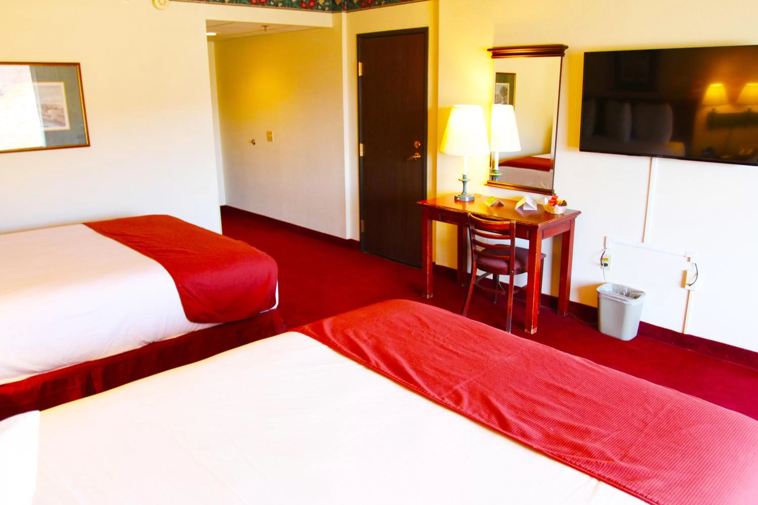 Photo of the whole room, Bed in Hoover Dam Lodge