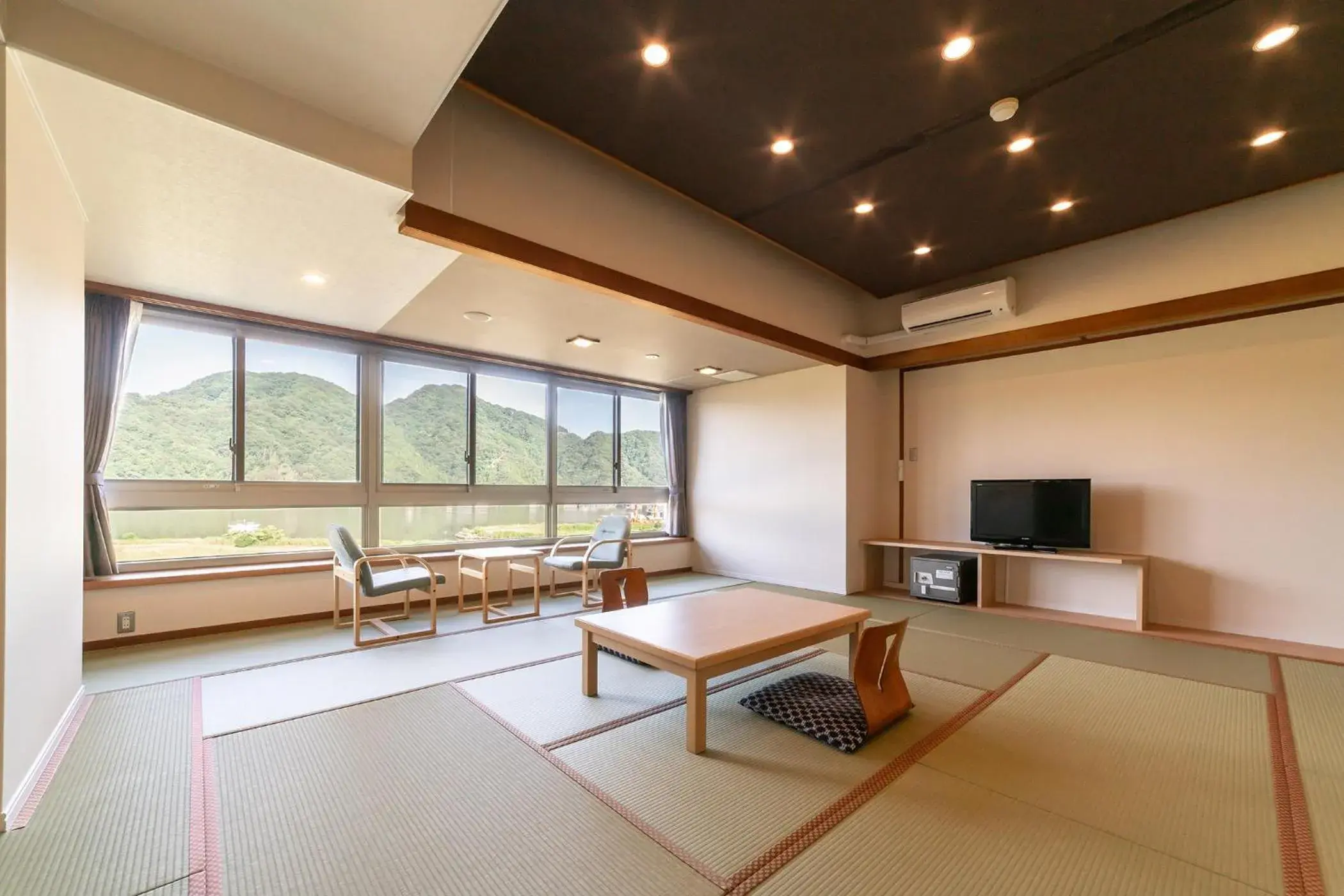 Photo of the whole room, Seating Area in Ooedo Onsen Monogatari Kinosaki