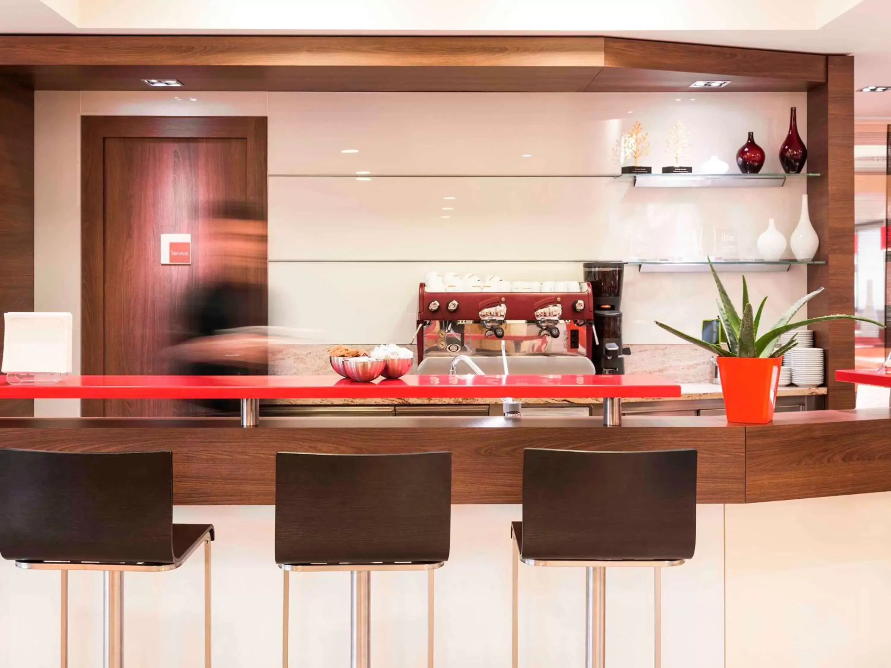 Lounge or bar, Kitchen/Kitchenette in Hotel Ibis Milano Malpensa