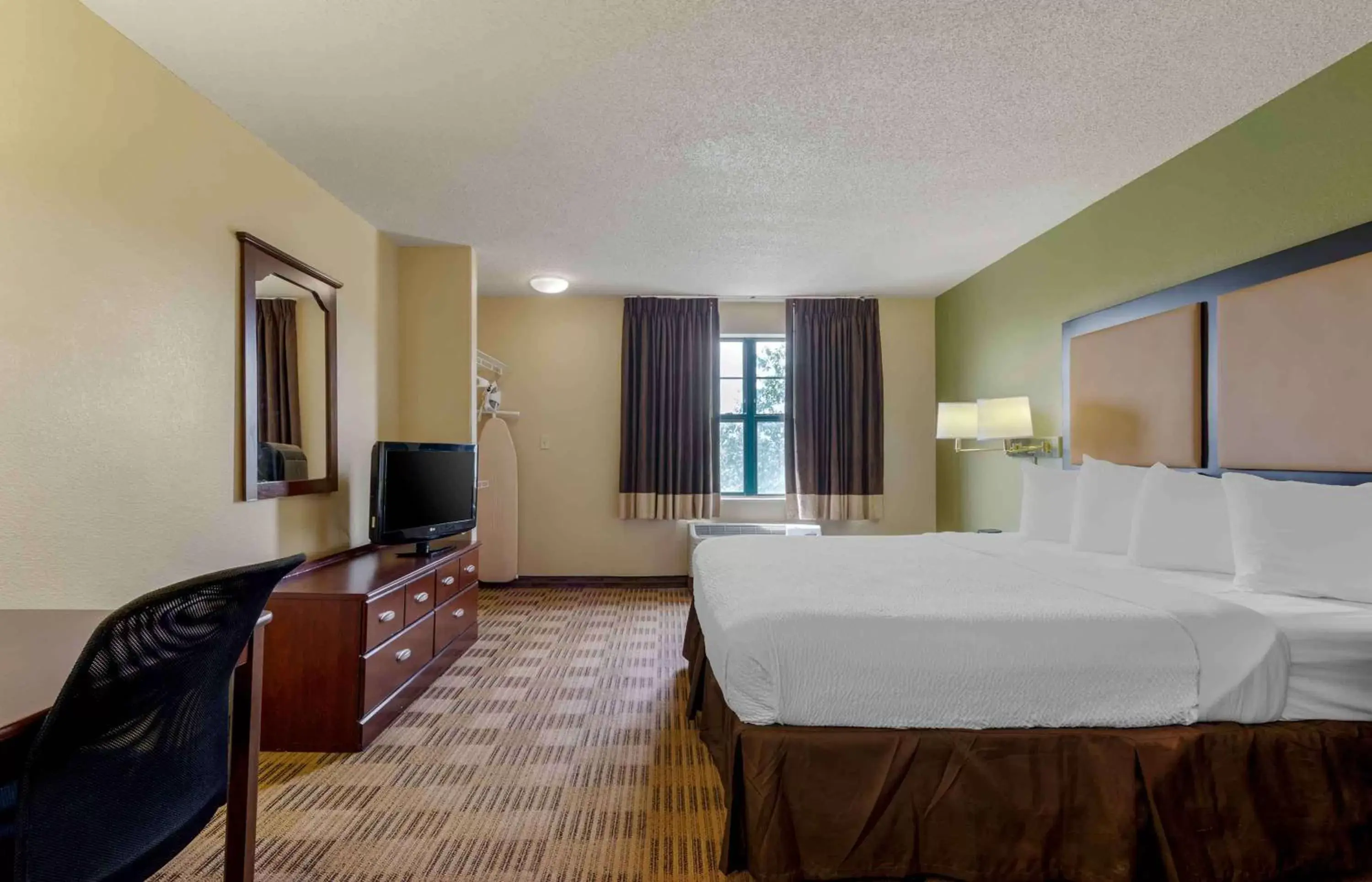 Bedroom in Extended Stay America Suites - Atlanta - Alpharetta - Rock Mill Rd