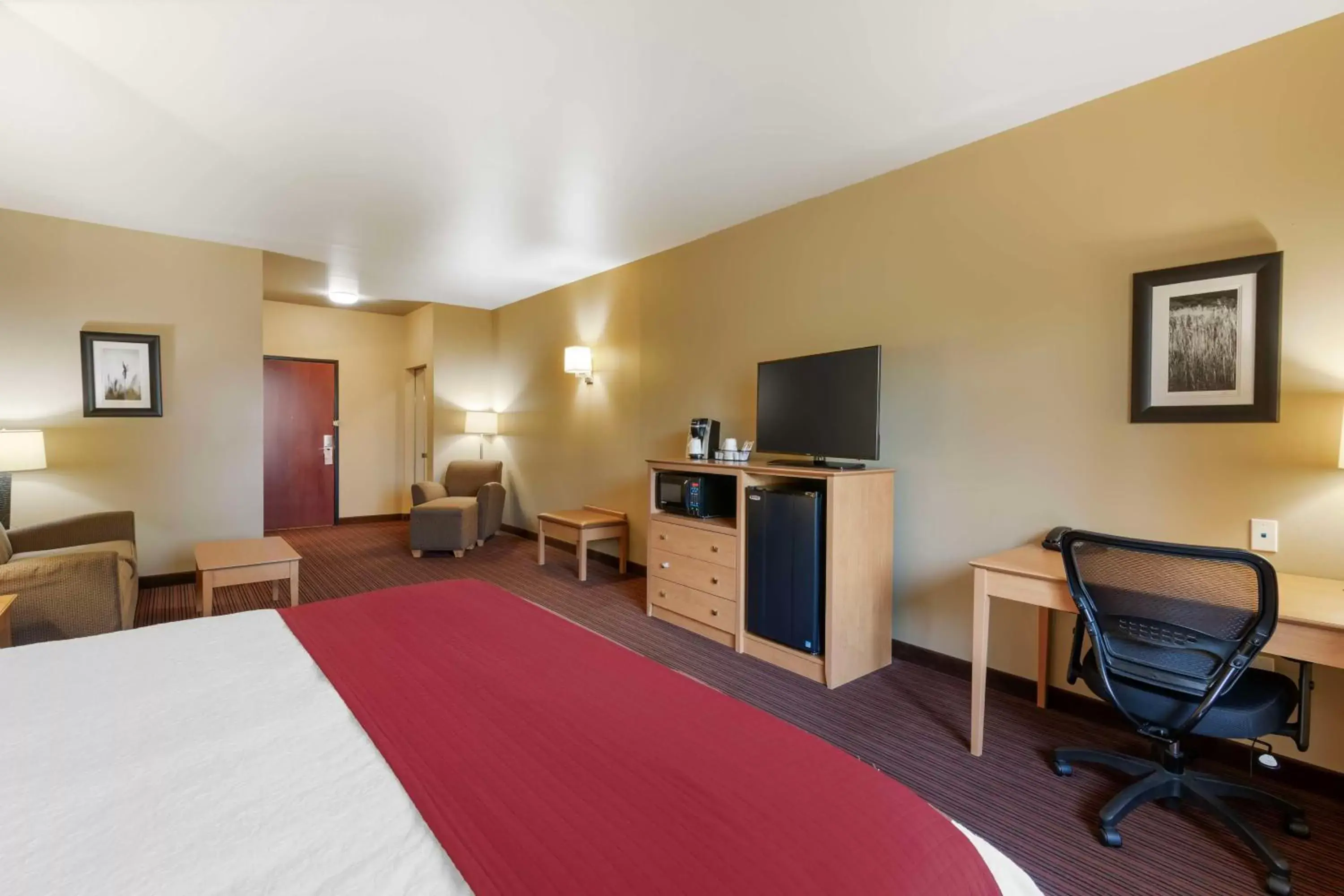 Bedroom, TV/Entertainment Center in Best Western Golden Prairie Inn and Suites