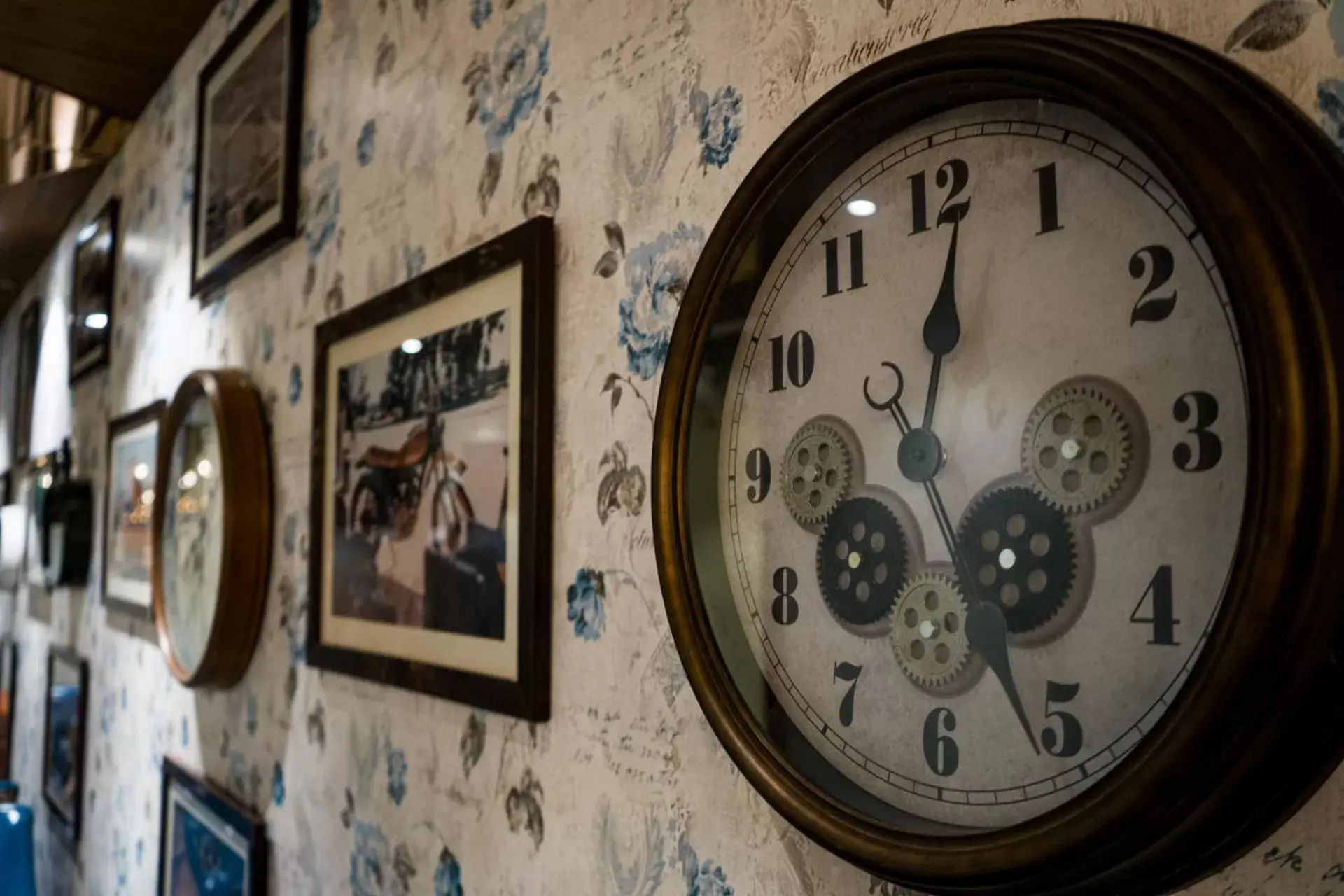 Lounge or bar in Clarks Inn Suites Kangra Lounge or bar in Clarks Inn Suites Kangra