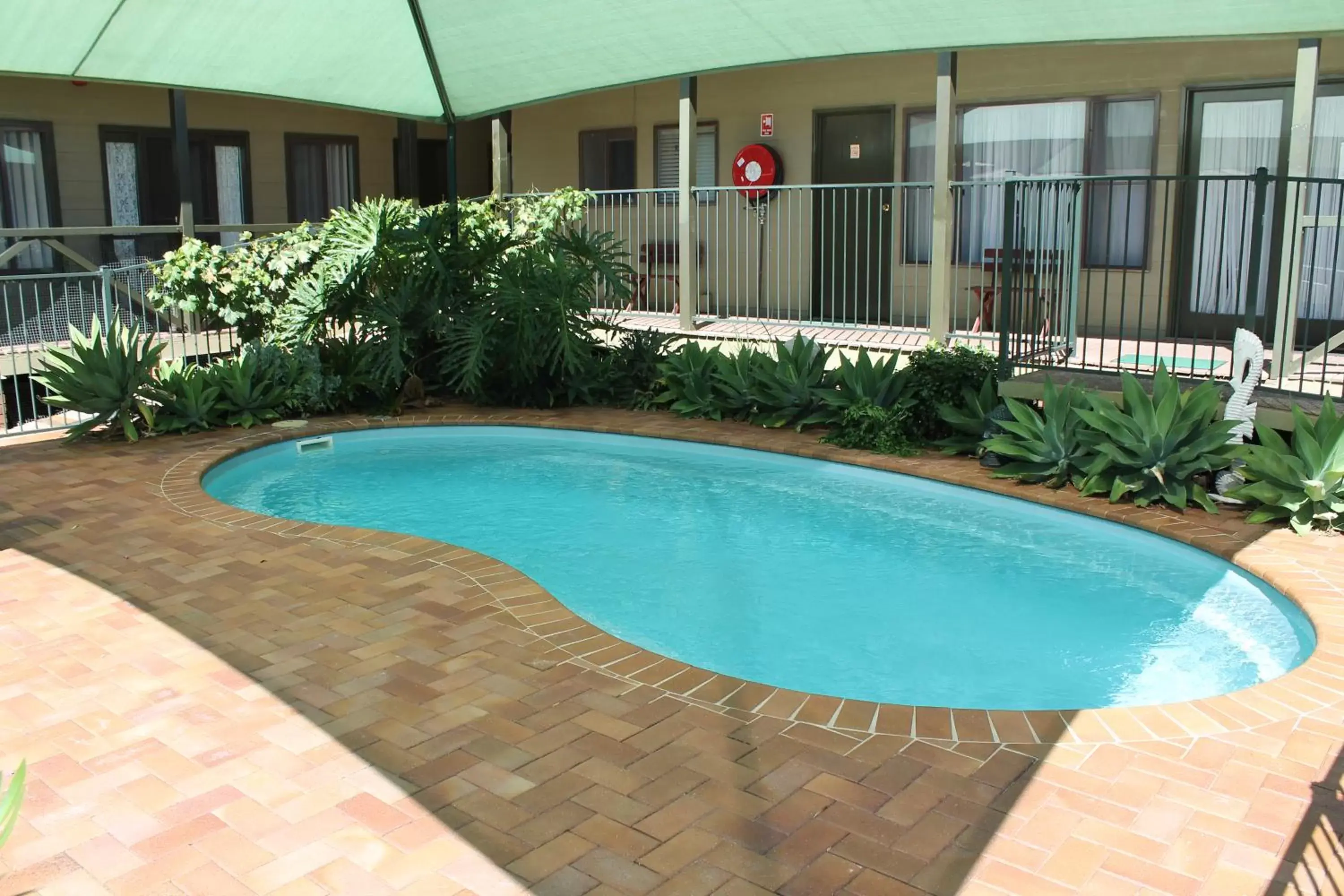 Swimming pool, Property Building in Lake Forbes Motel