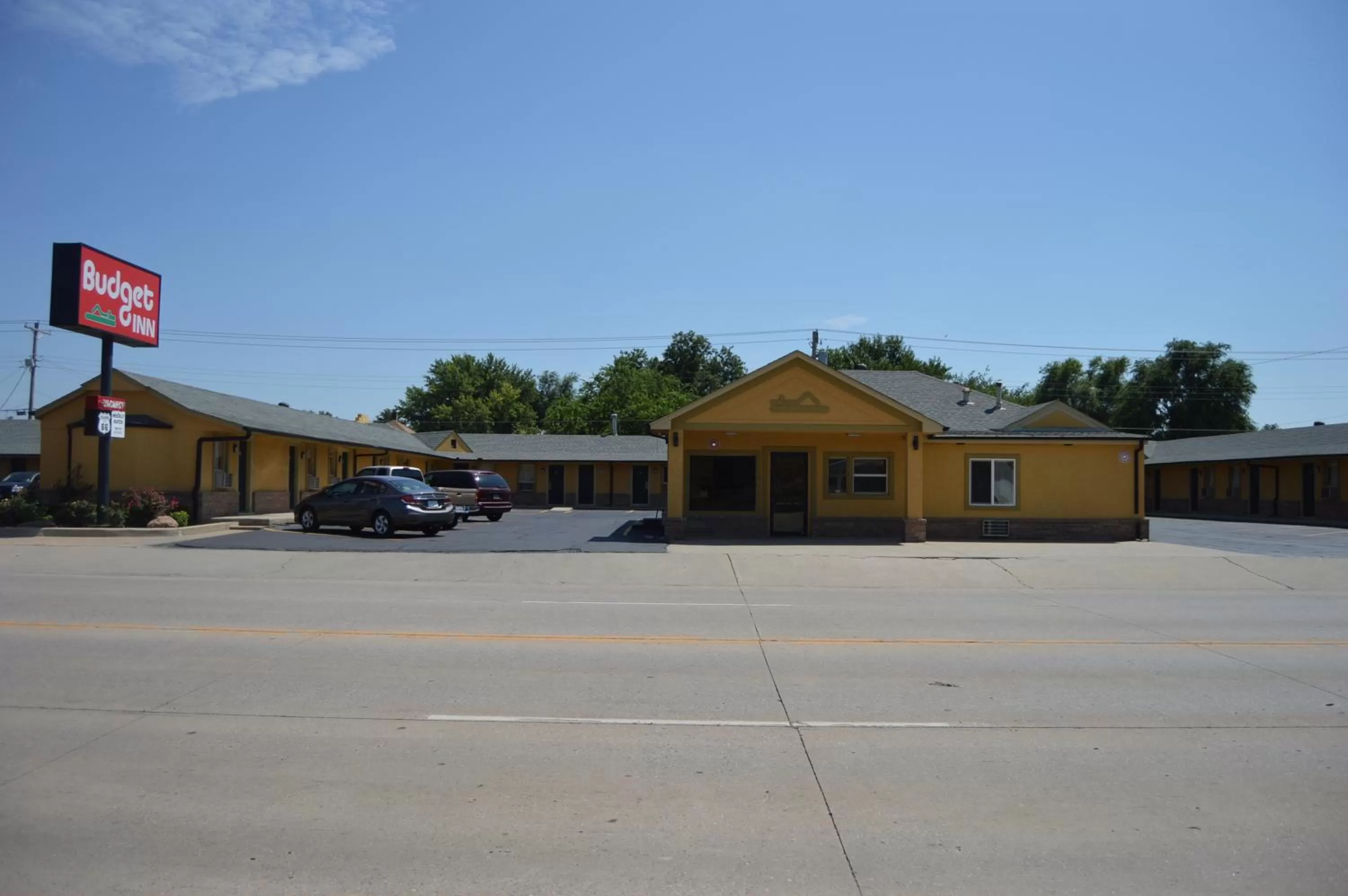 Property building in Budget Inn El Reno