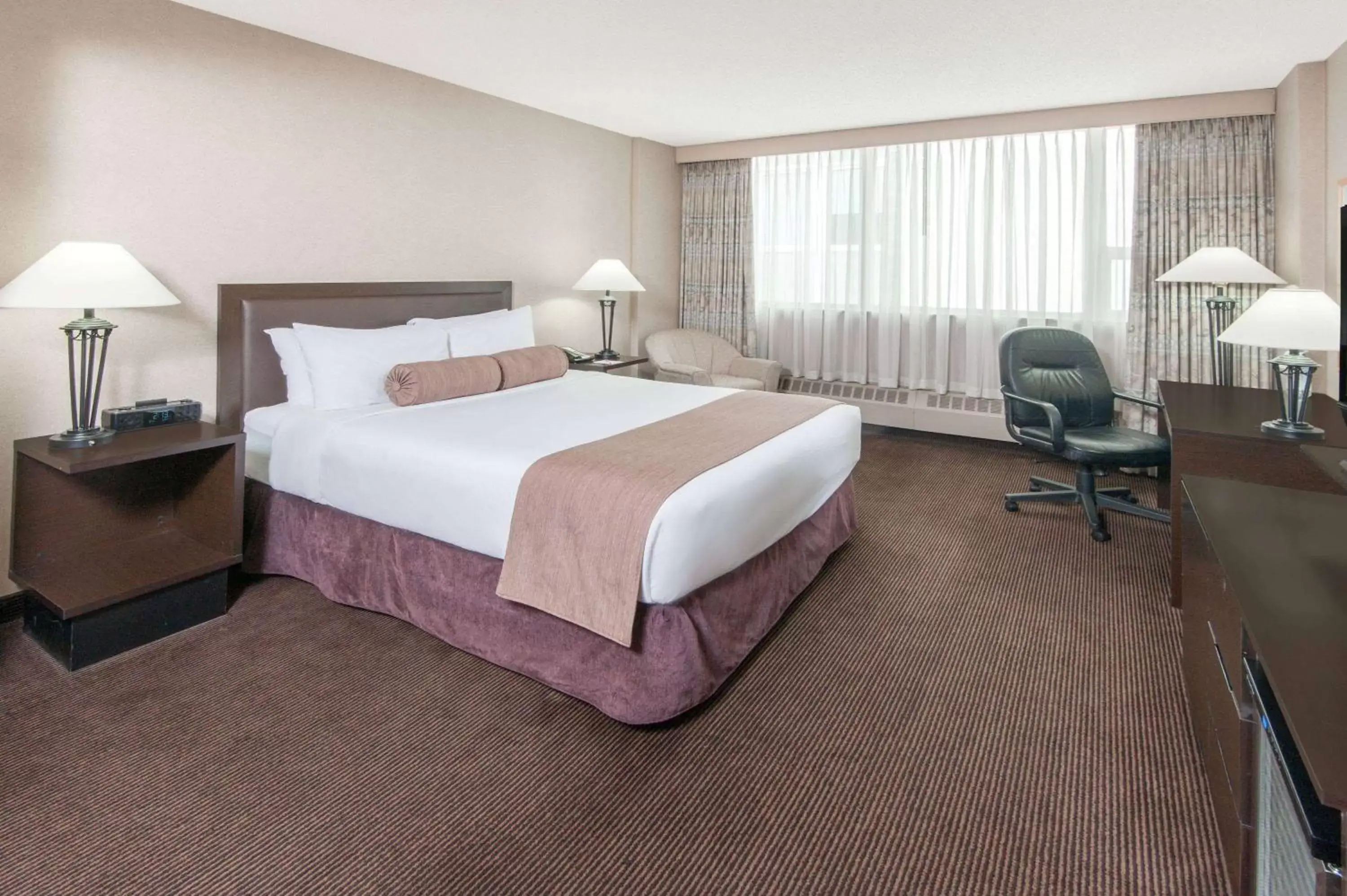 Photo of the whole room in Ramada Plaza by Wyndham Calgary Downtown