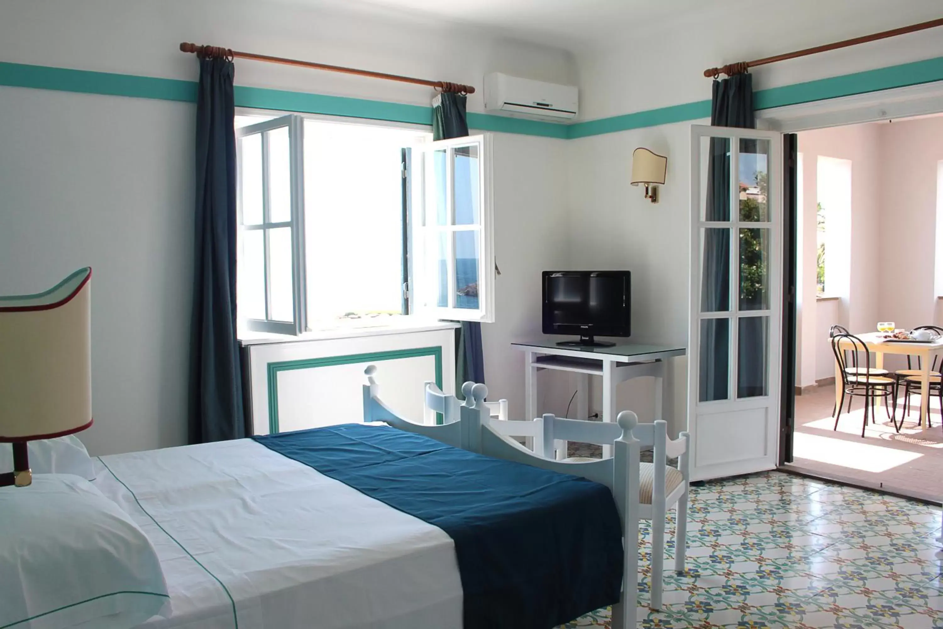 Sea view, Bed in Mercure Civitavecchia Sunbay Park Hotel