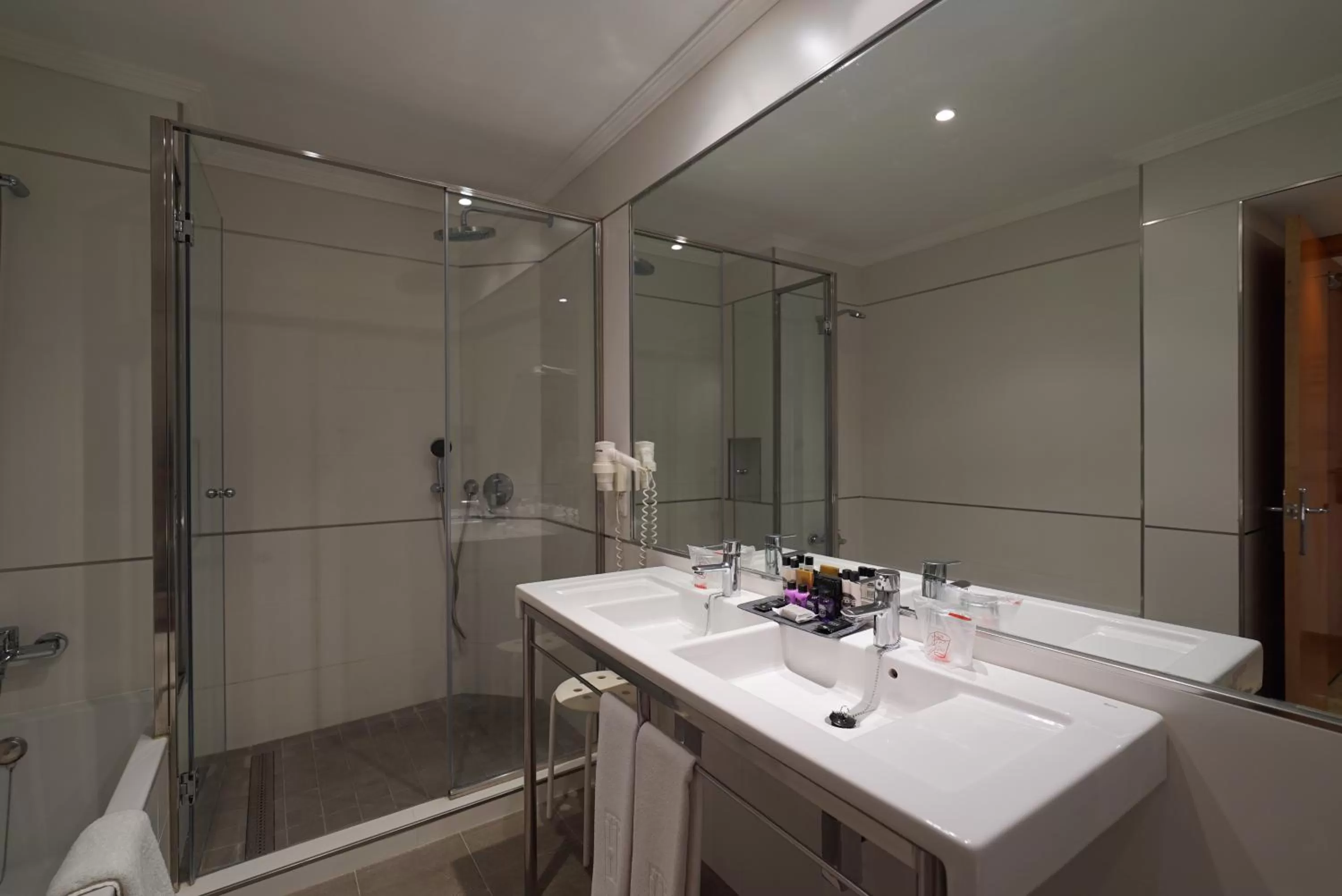 Shower in Hotel Artmadams