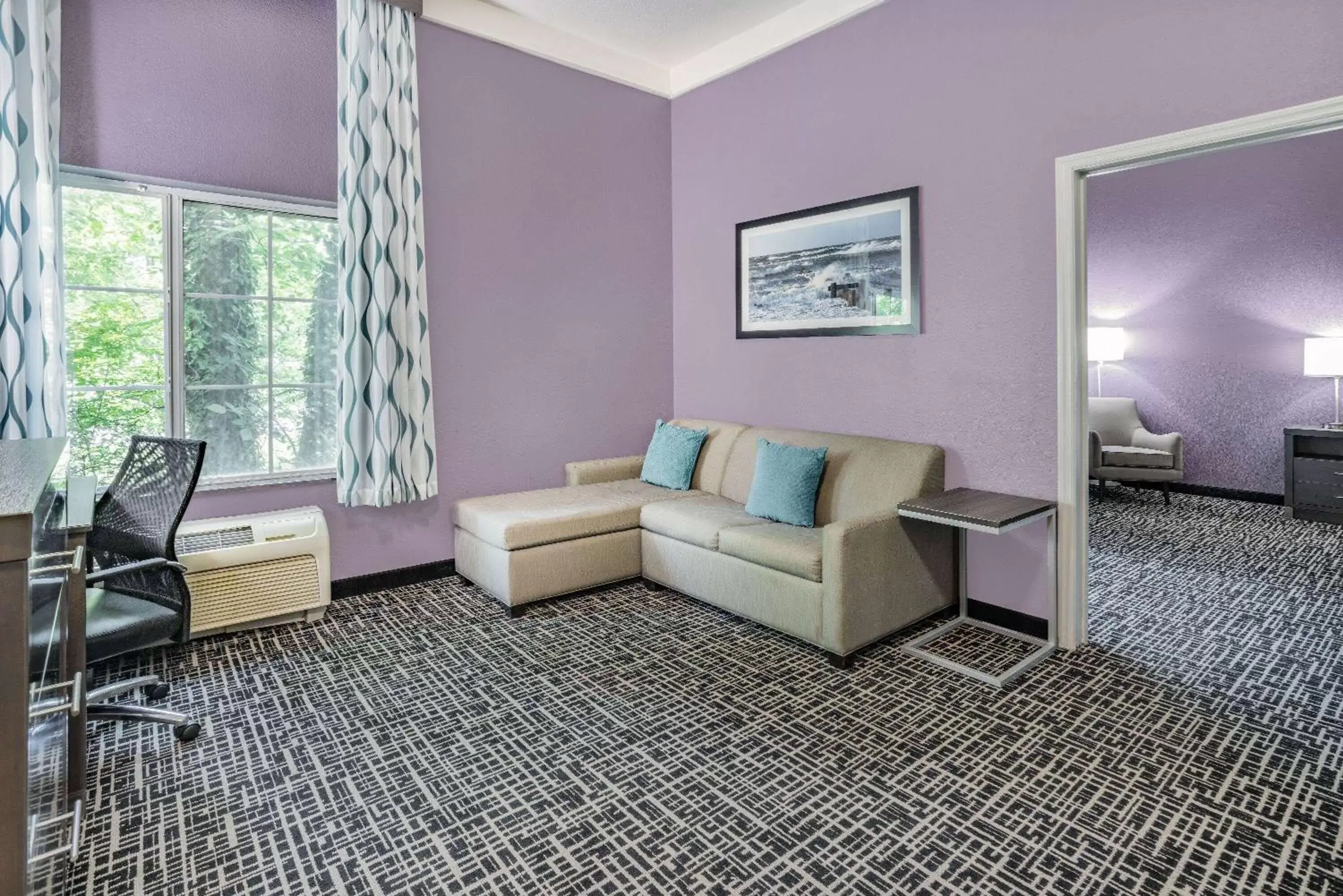 Bed, Seating Area in La Quinta by Wyndham Norfolk Airport