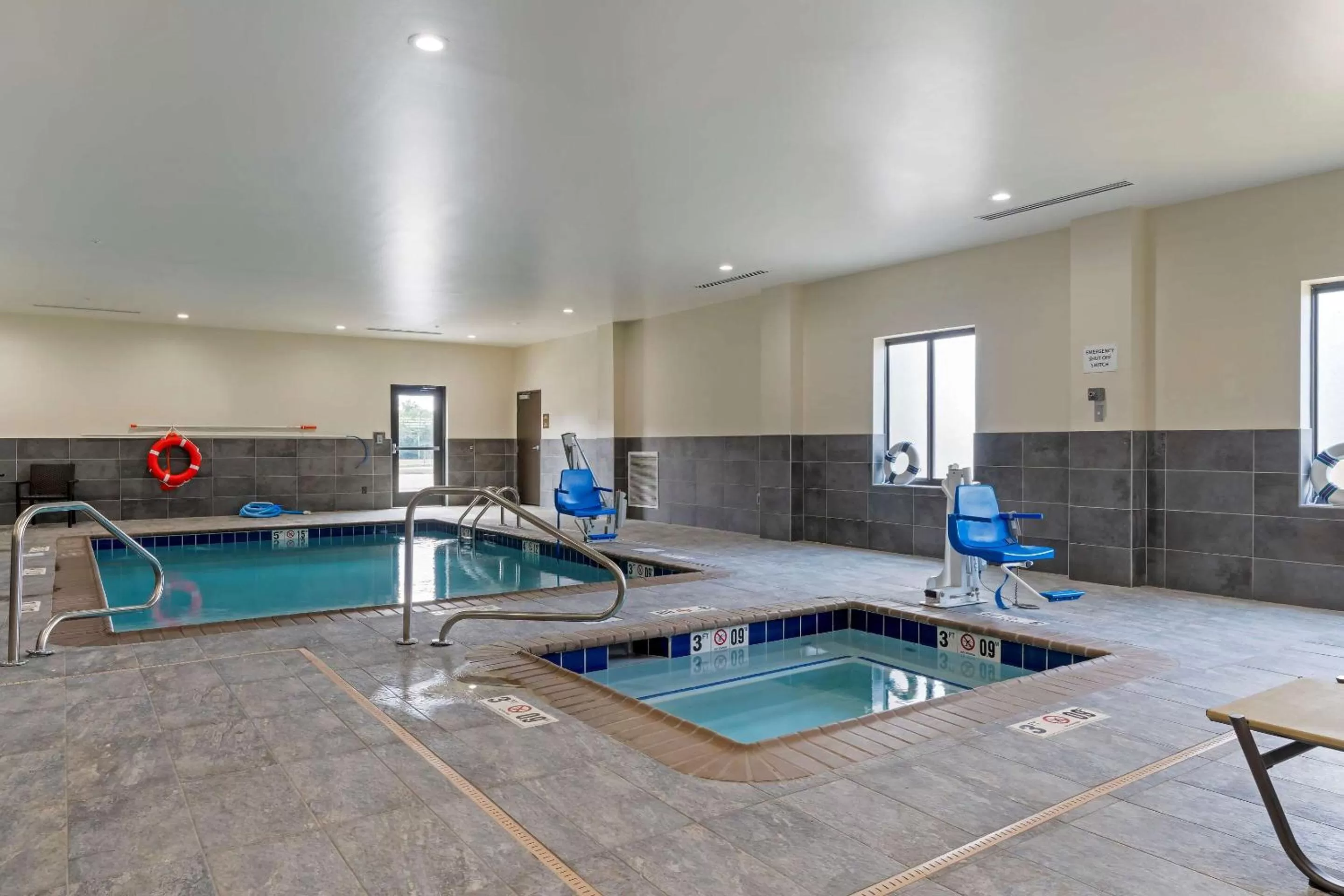 Swimming pool in Comfort Suites Paducah Mall Area