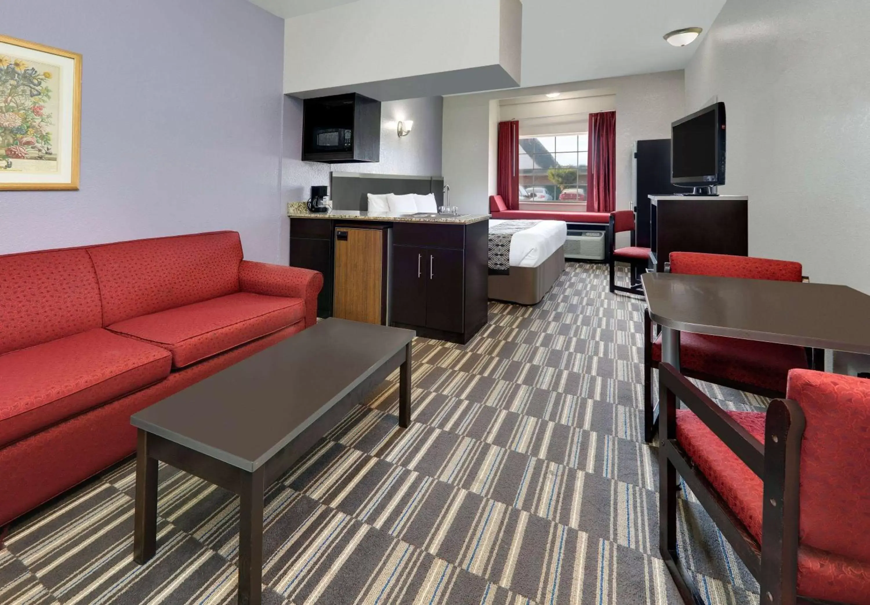 Bed, Seating Area in Microtel Inn & Suites by Wyndham Oklahoma City Airport