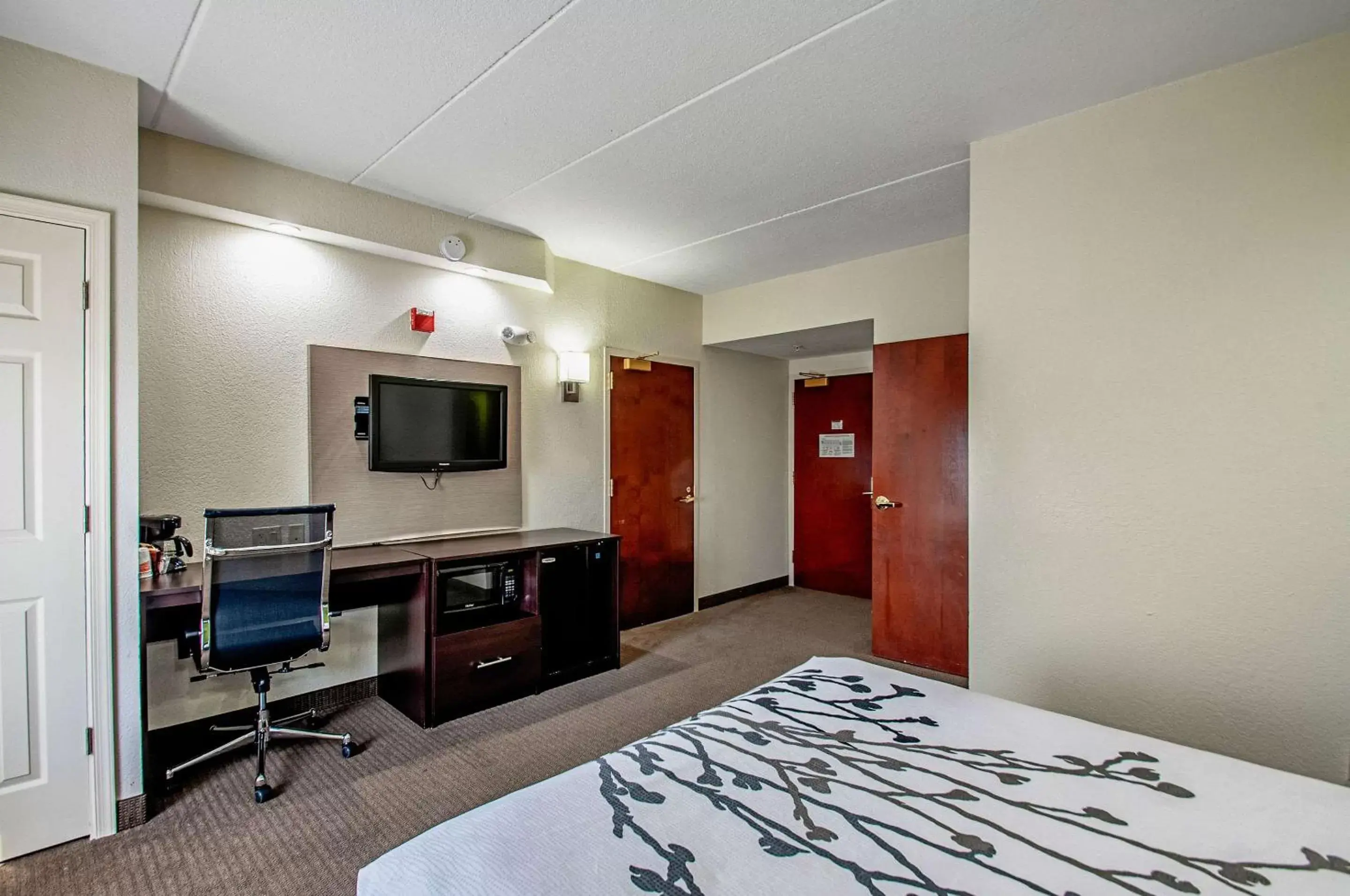 Photo of the whole room, TV/Entertainment Center in Sleep Inn Frederick