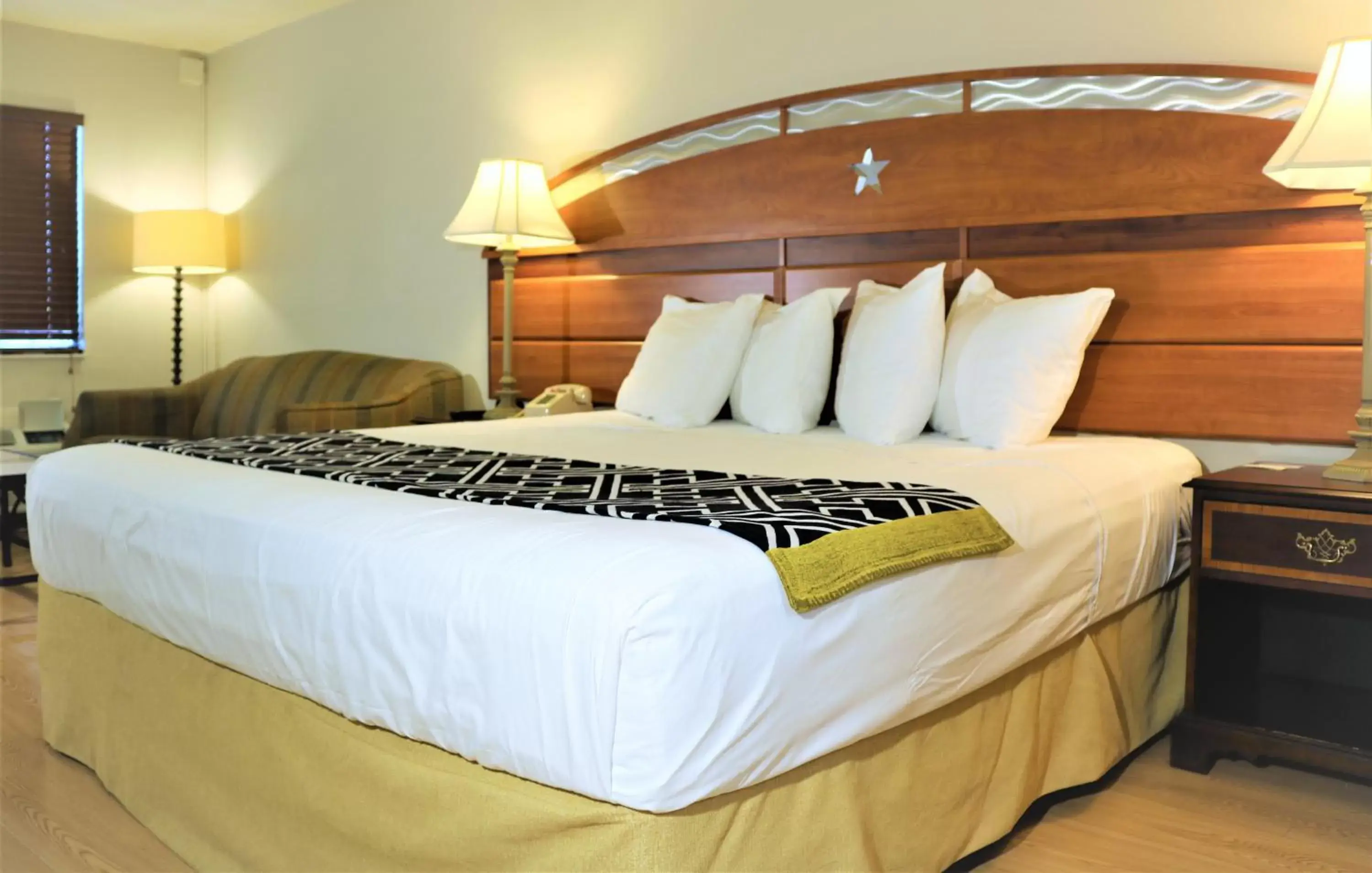 King Room in Monte Carlo Inn- Near Disney King Room in Monte Carlo Inn- Near Disney