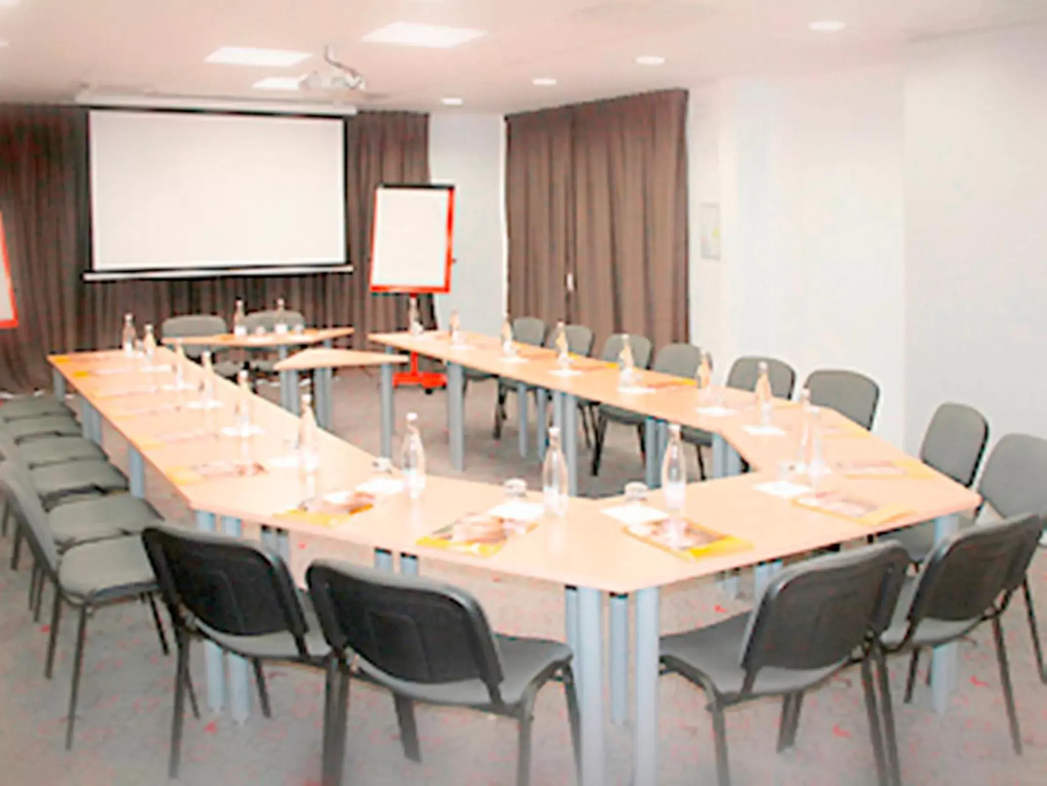 Meeting/conference room in ibis Istres Trigance