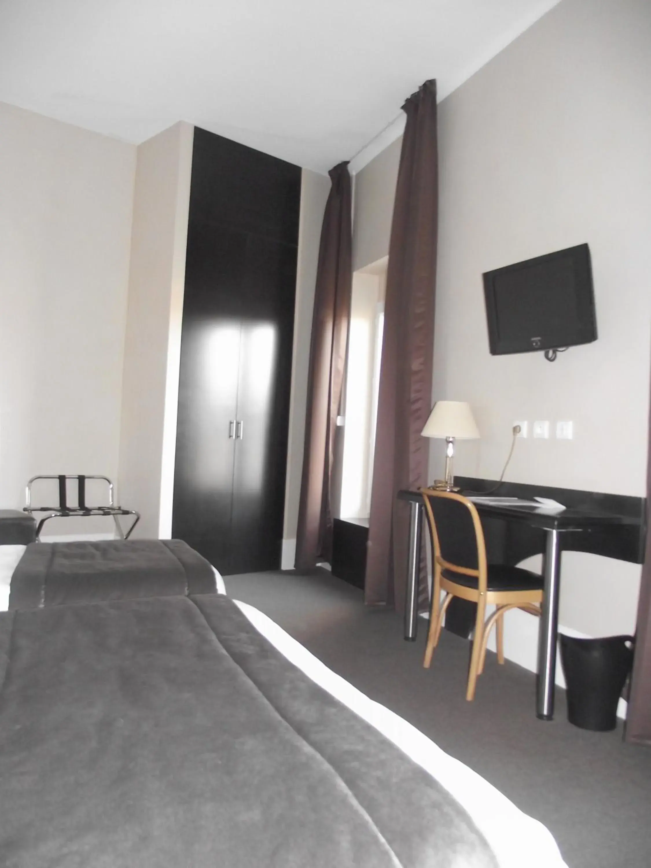 Seating area, Bed in Logis Hotel des Bourbons