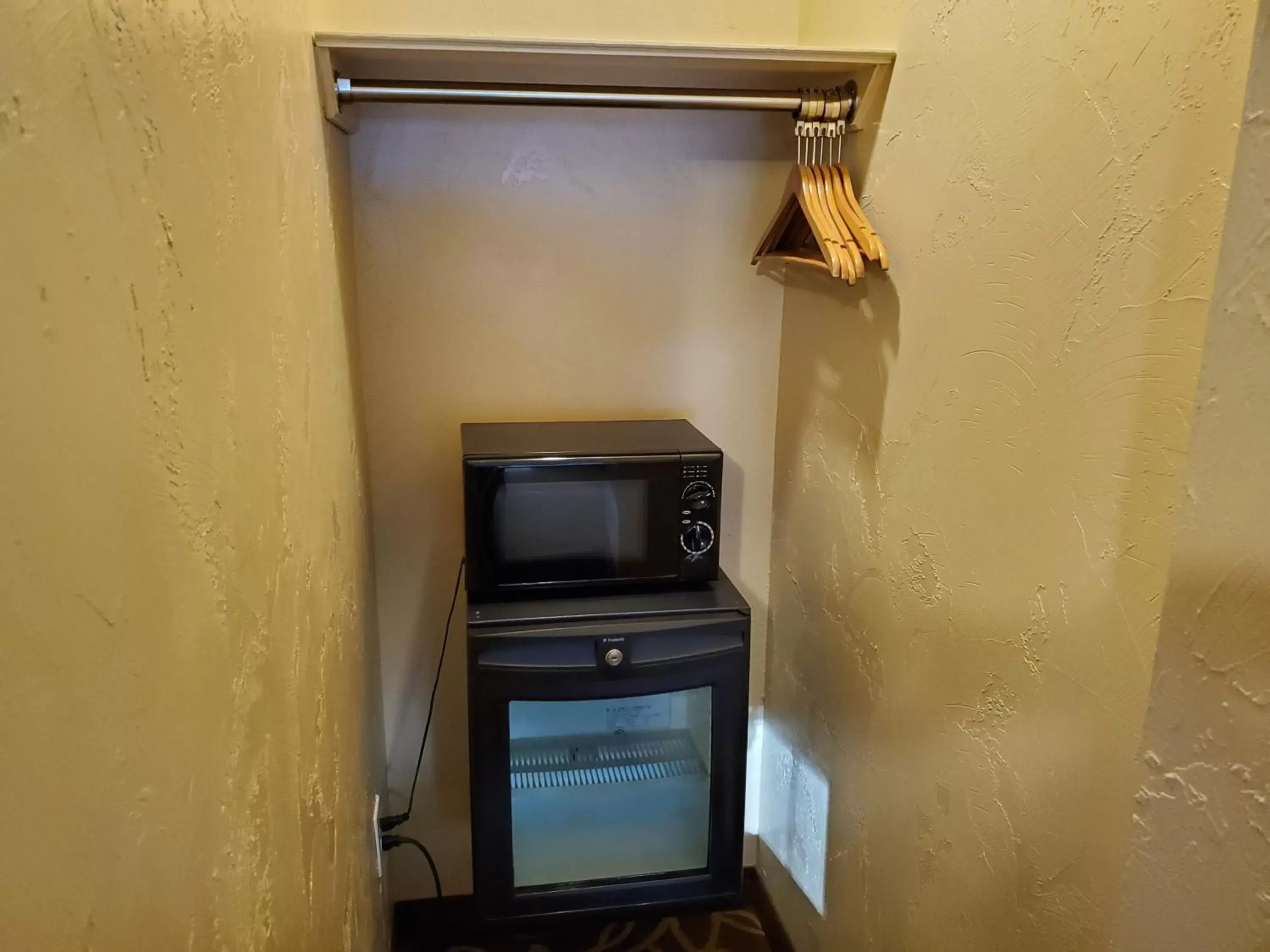 TV/Entertainment Center in Jefferson Hills Motel