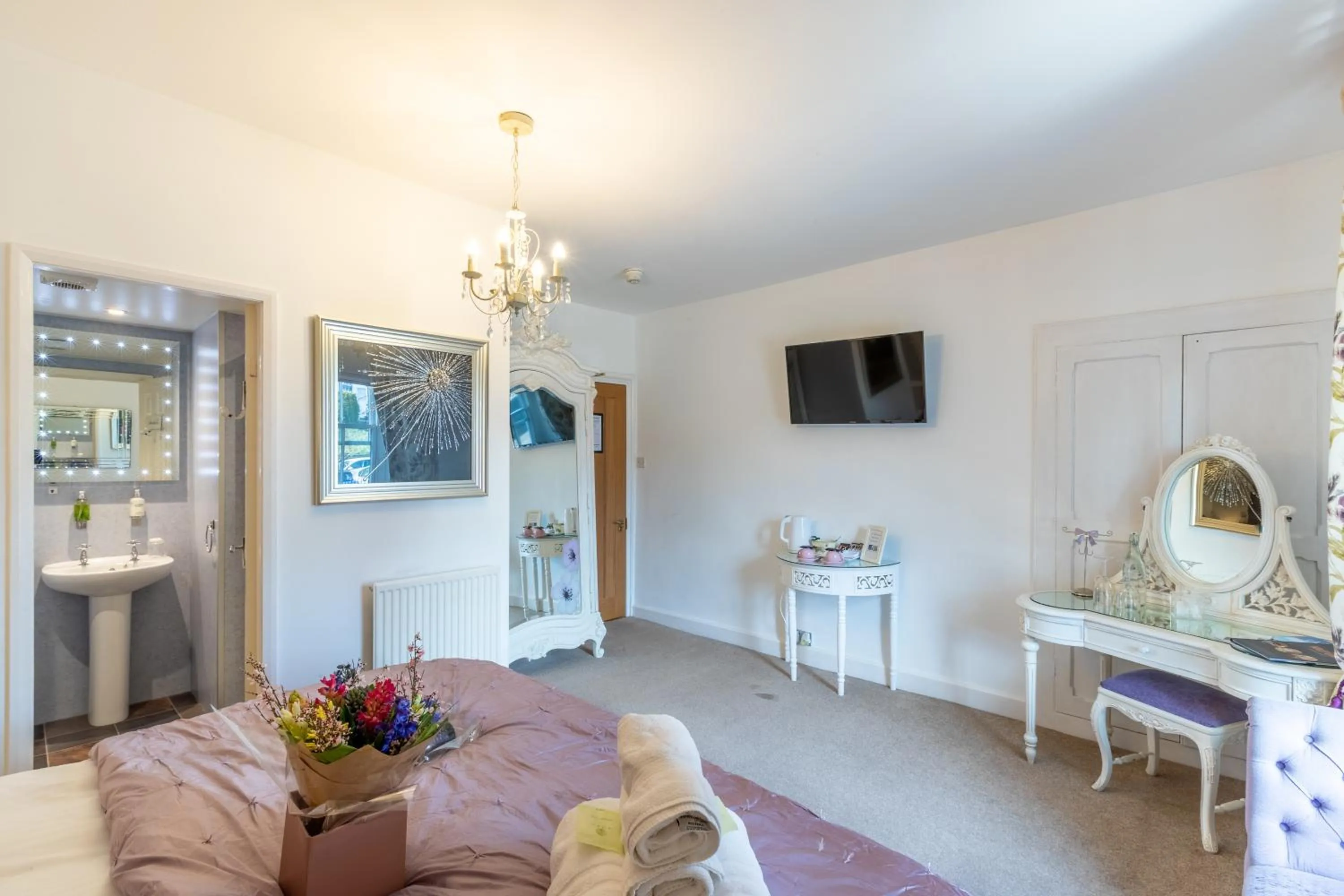 TV and multimedia in Holly Lodge Guest House with FREE off site health club