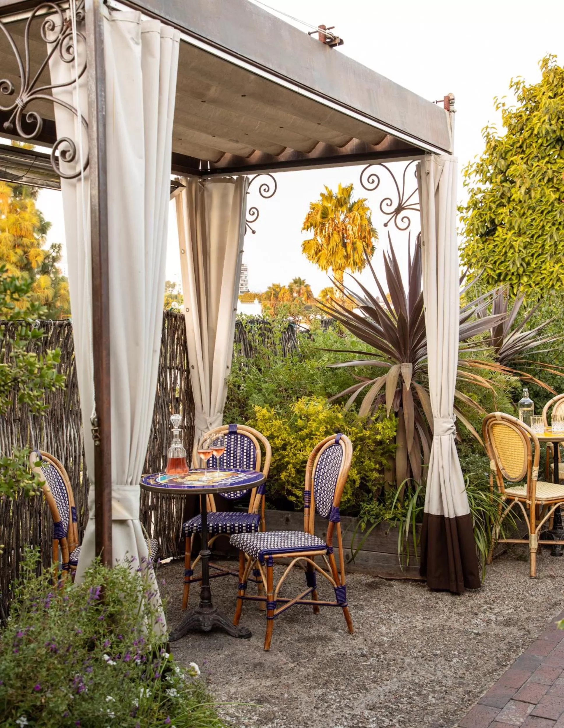 Restaurant/places to eat in Petit Ermitage