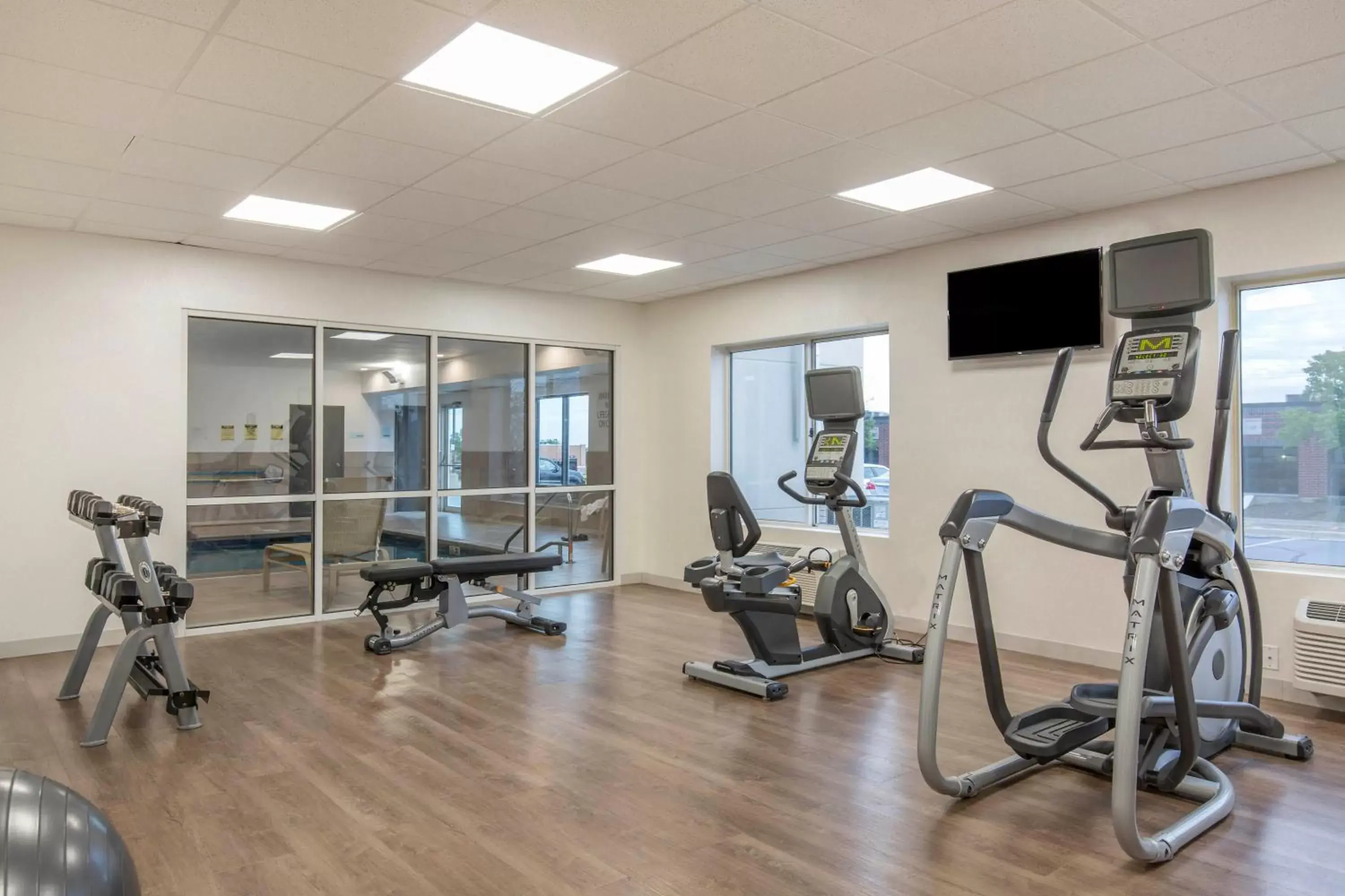 Spa and wellness centre/facilities, Fitness Center/Facilities in Holiday Inn Express and Suites Chicago West - St Charles, an IHG Hotel