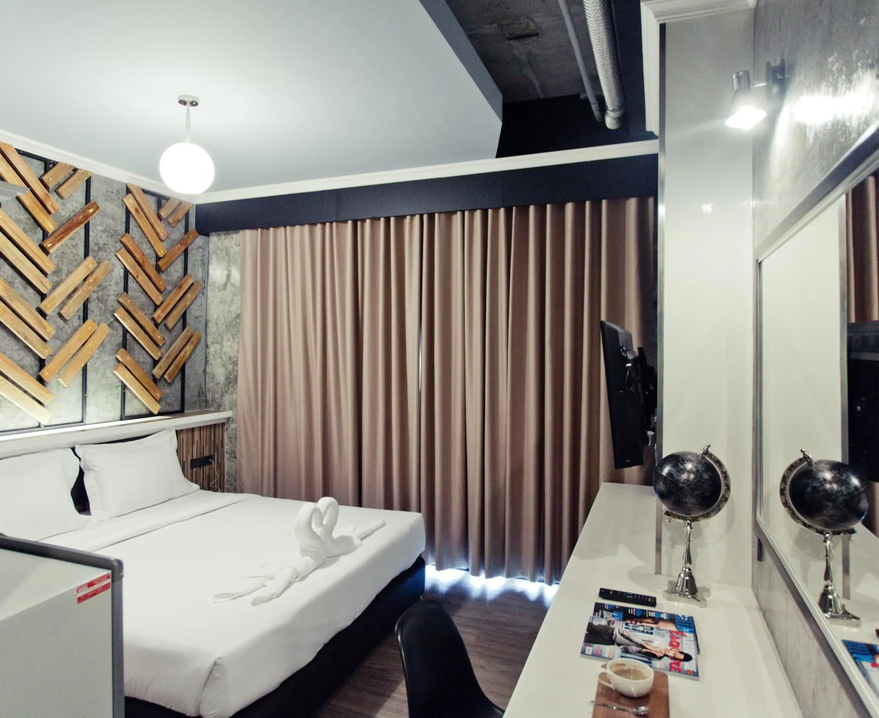 Photo of the whole room, Bed in The Proud Hotel