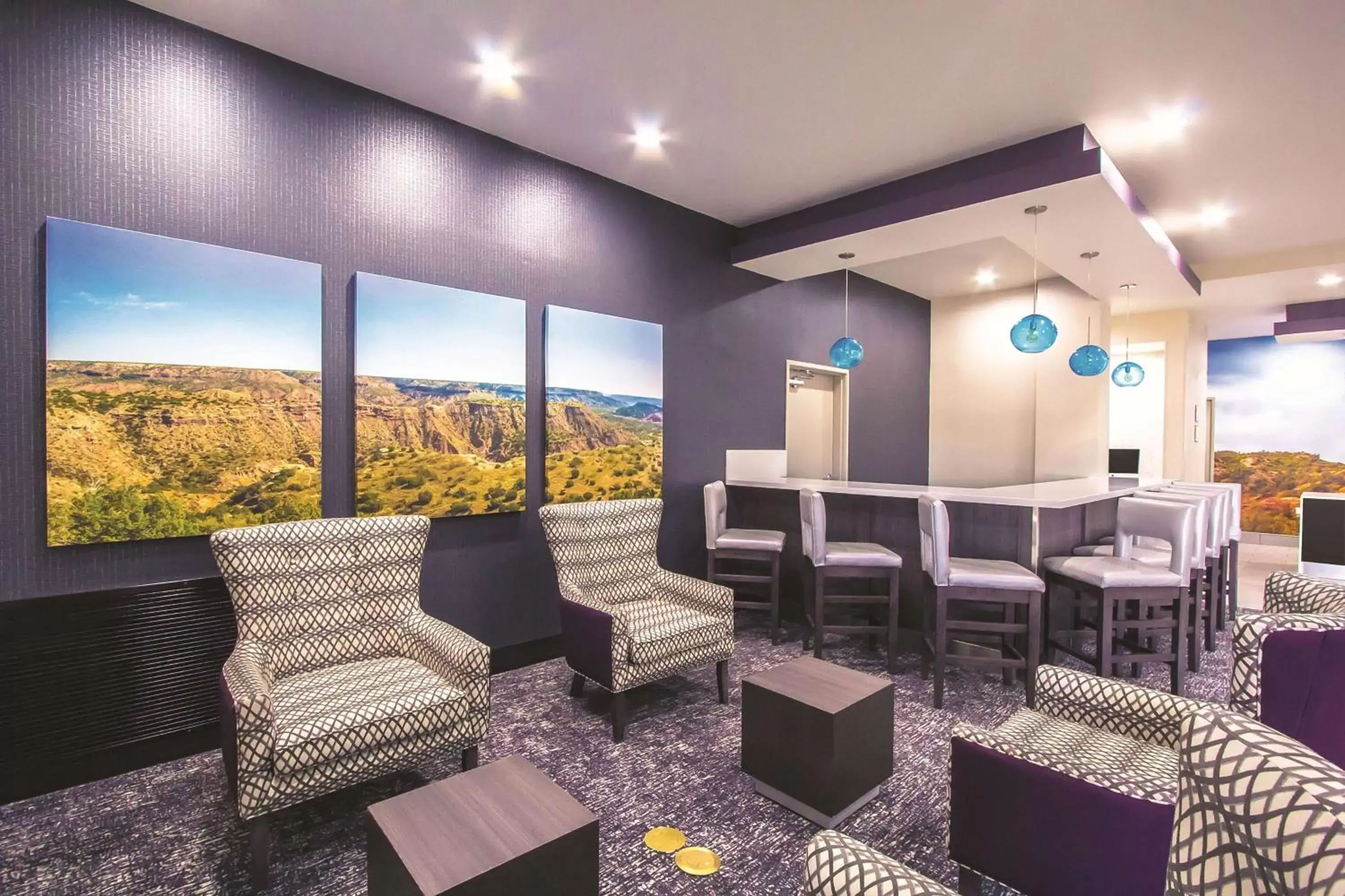 Lounge or bar in La Quinta Inn & Suites by Wyndham Pampa
