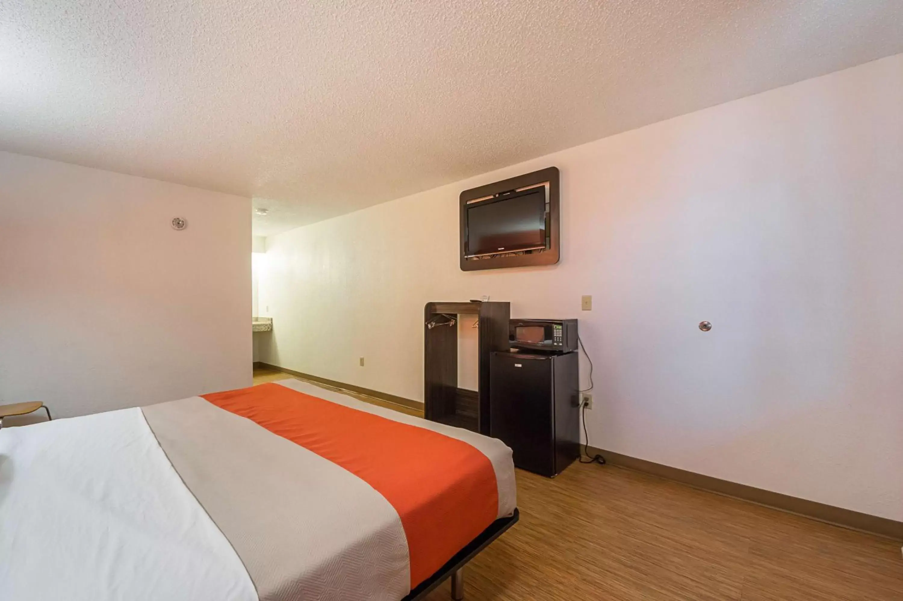 TV and multimedia, Bed in Motel 6-Boerne, TX