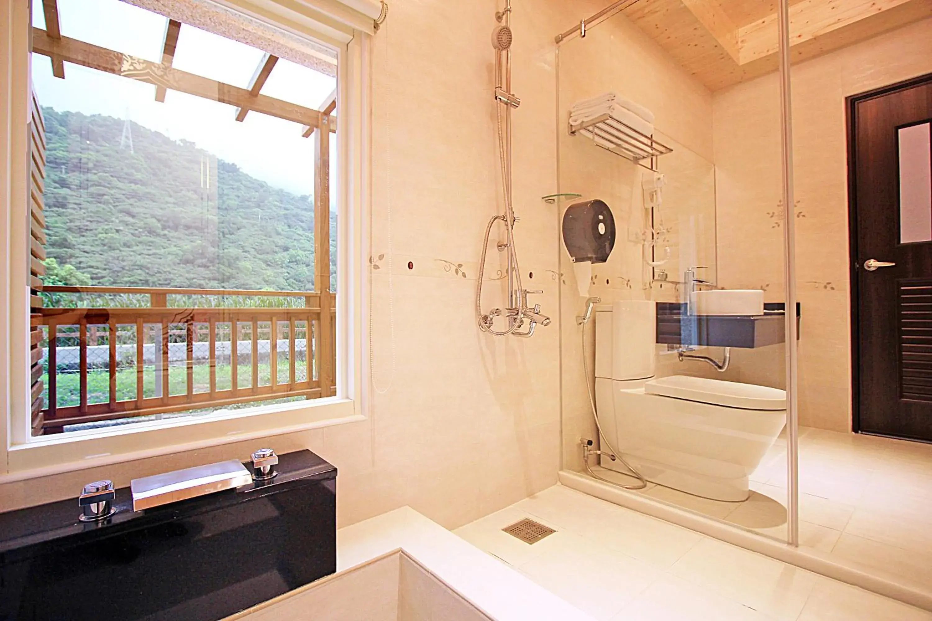 Bathroom, TV/Entertainment Center in Cai Feng B&B