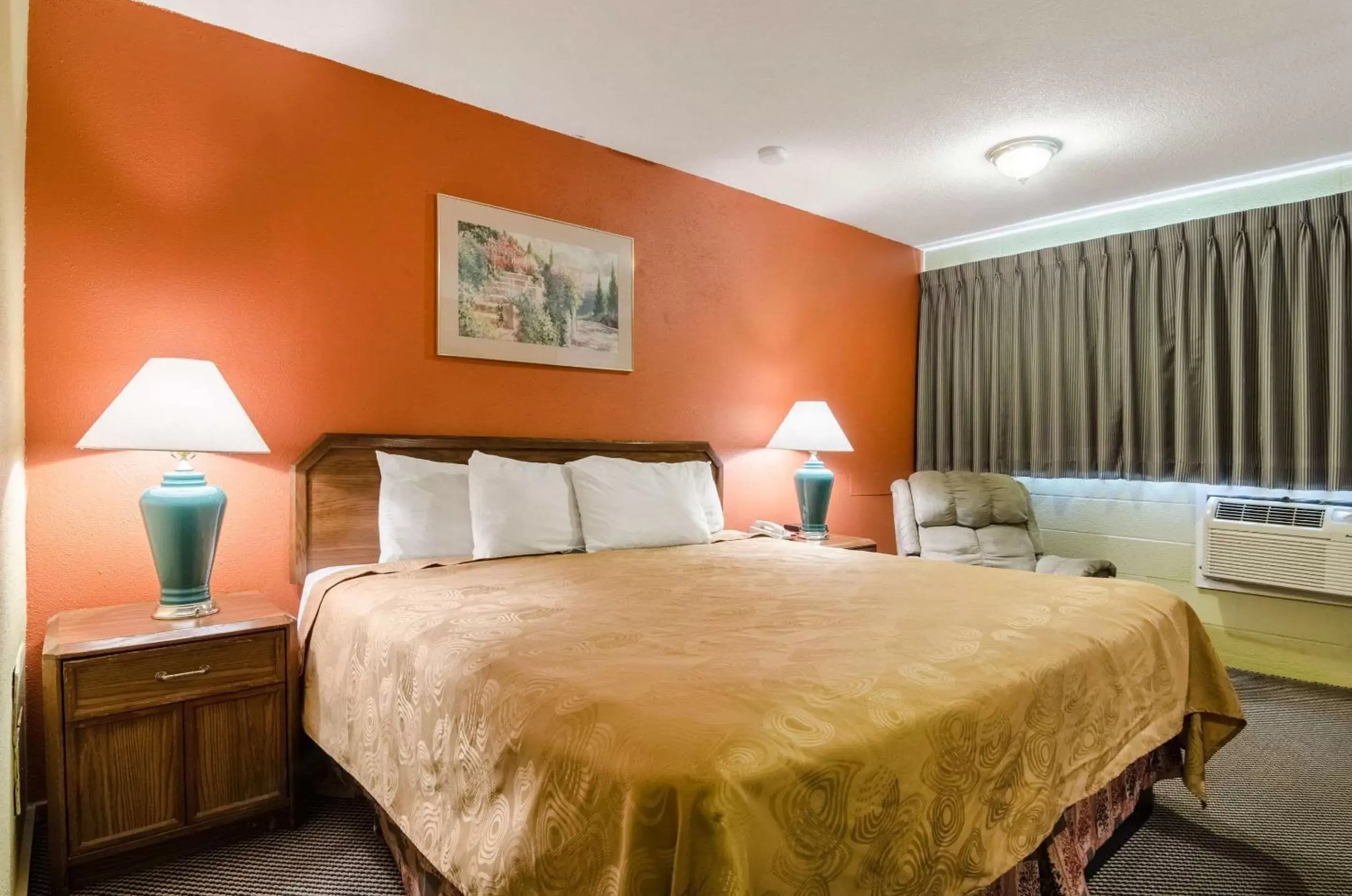 Photo of the whole room, Bed in Executive Inn Dodge City, KS