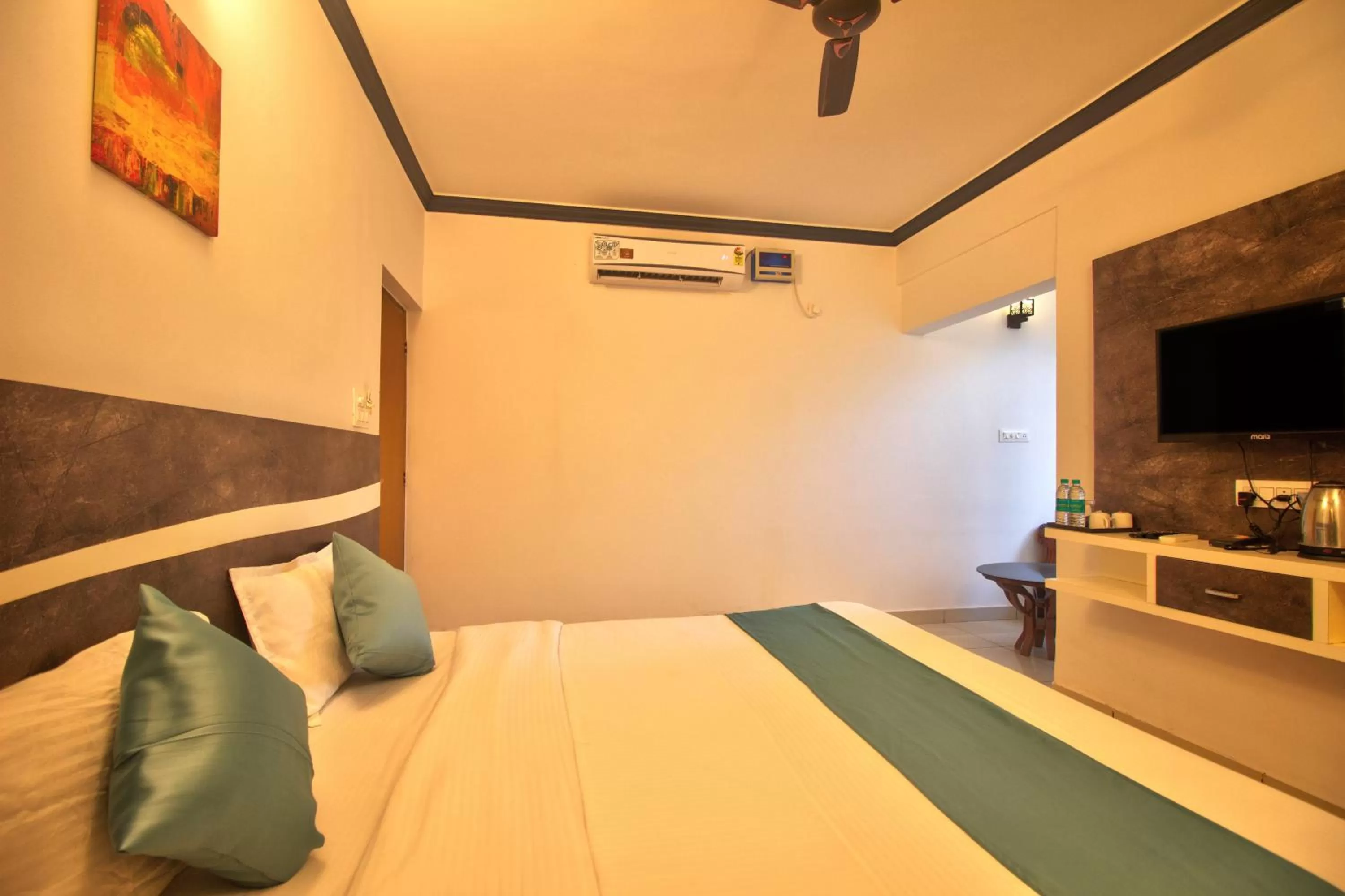 Photo of the whole room, Bed in Oceano Beach Resort