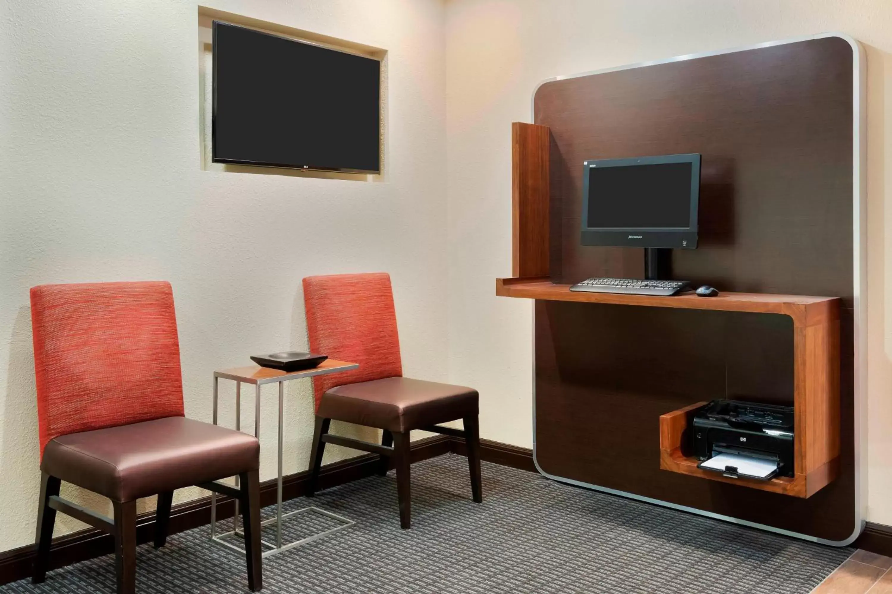 Business facilities, TV/Entertainment Center in TownePlace Suites Savannah Midtown