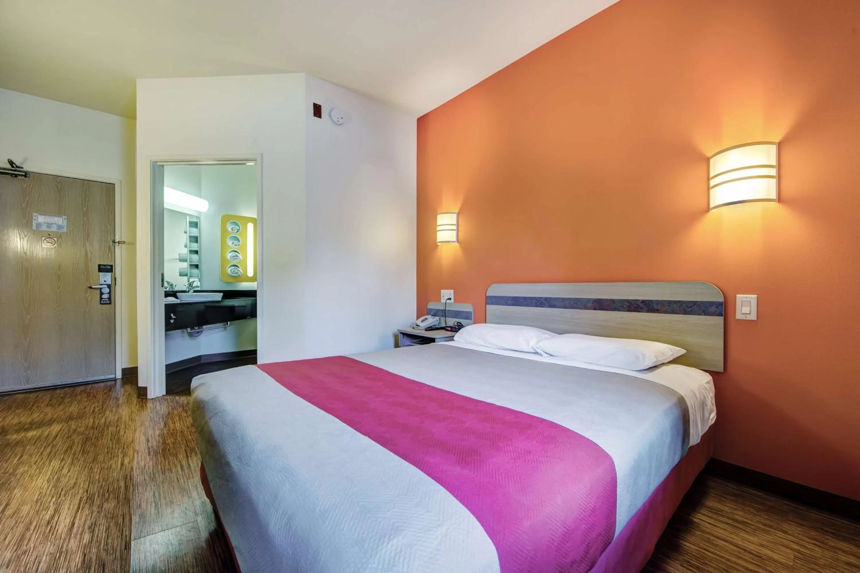 Bedroom, Bed in Motel 6-Burlington, ON - Toronto West - Oakville