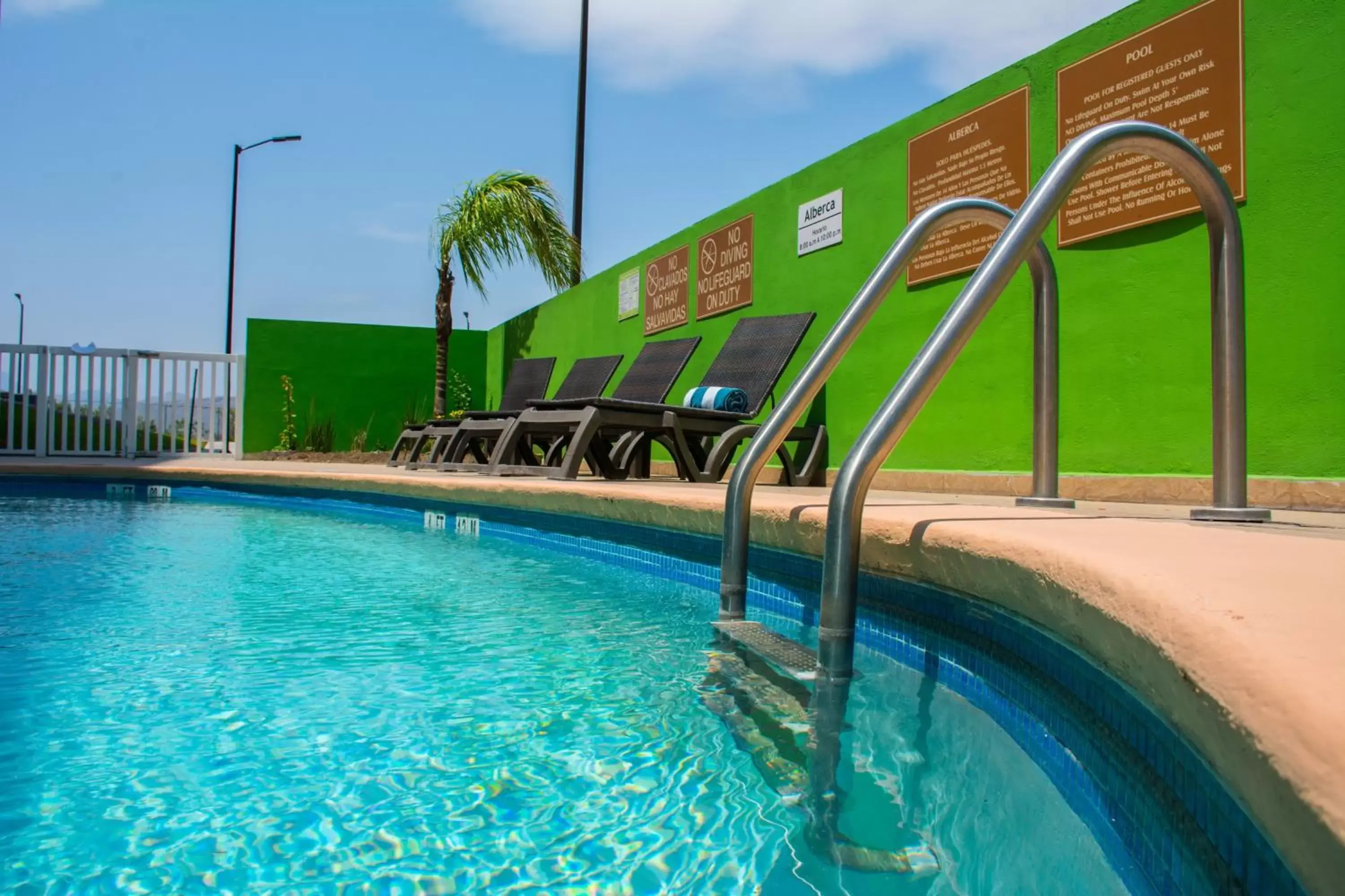 Swimming Pool in Holiday Inn Express Saltillo Zona Aeropuerto, an IHG Hotel
