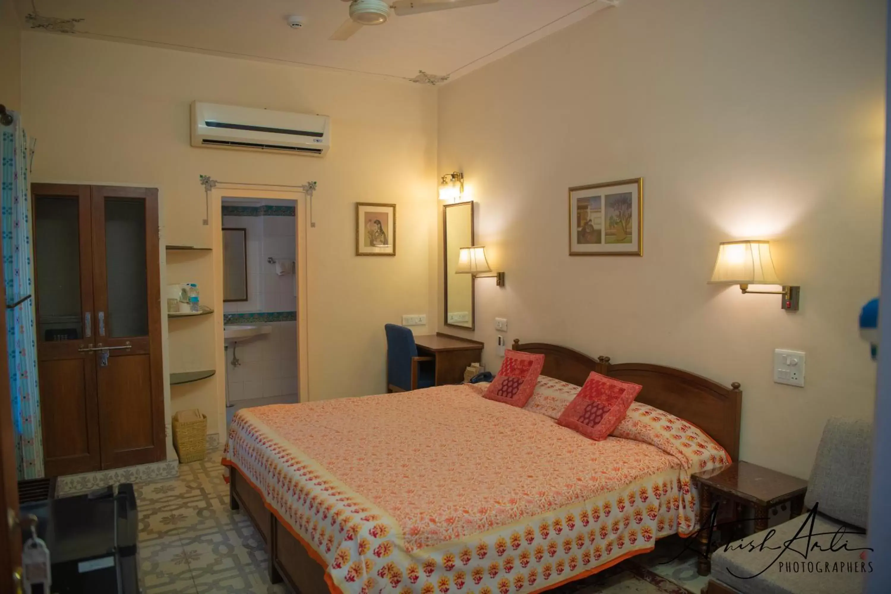 Bed in Hotel Arya Niwas