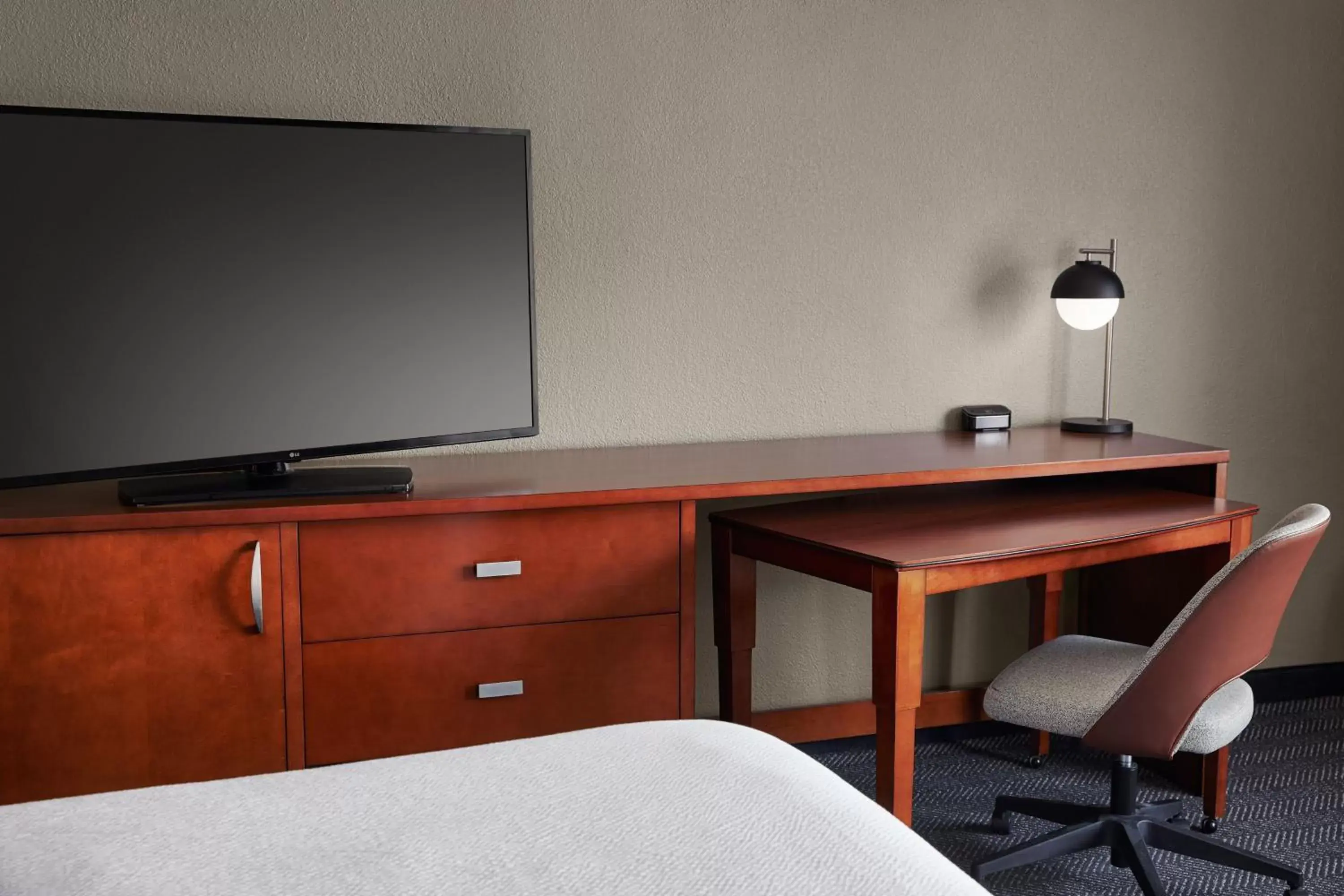 Photo of the whole room, TV/Entertainment Center in Courtyard by Marriott St. Louis Downtown West