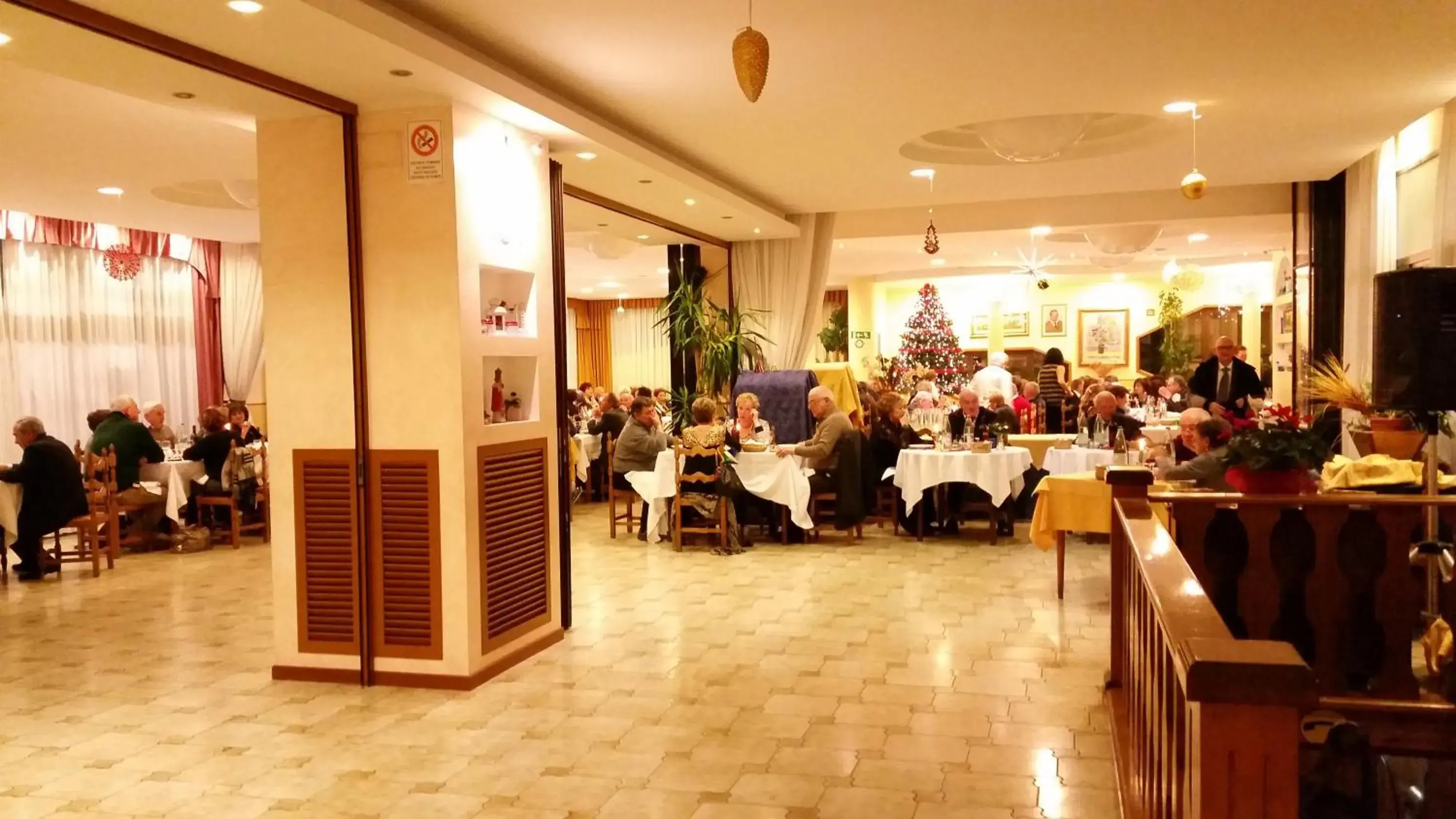Restaurant/Places to Eat in Hotel Marrani