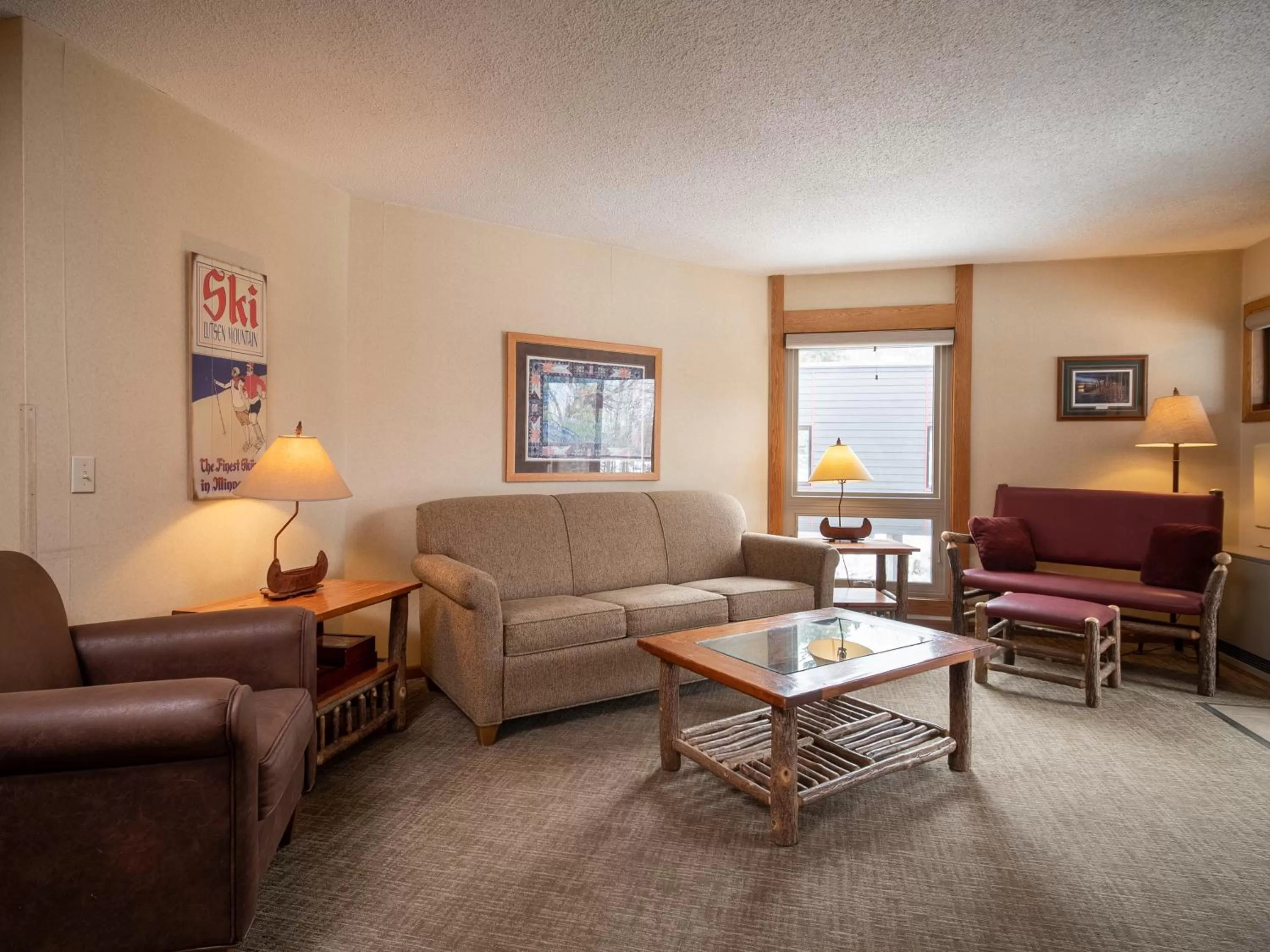 Living room in Caribou Highlands Lodge