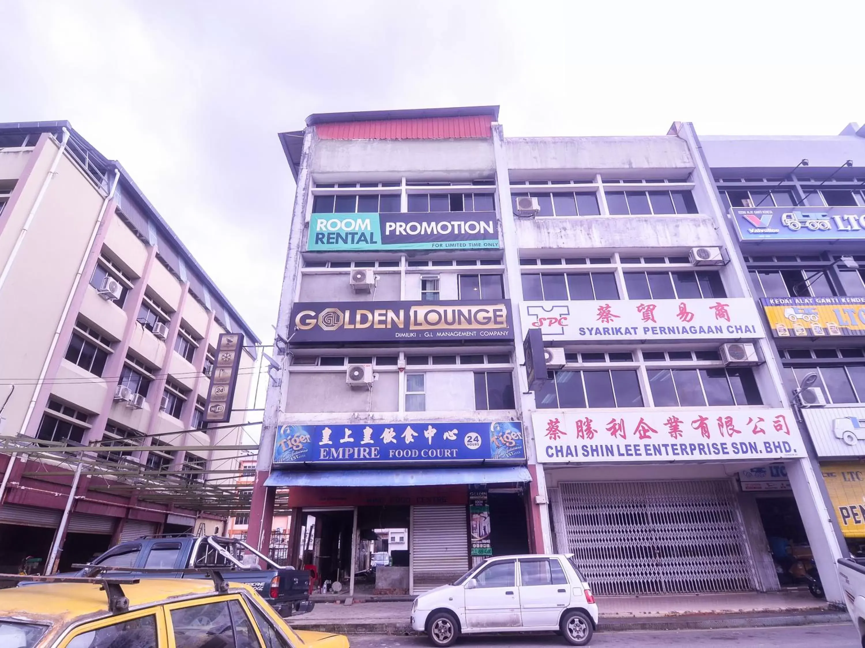 Property Building in OYO 89465 Golden Lounge