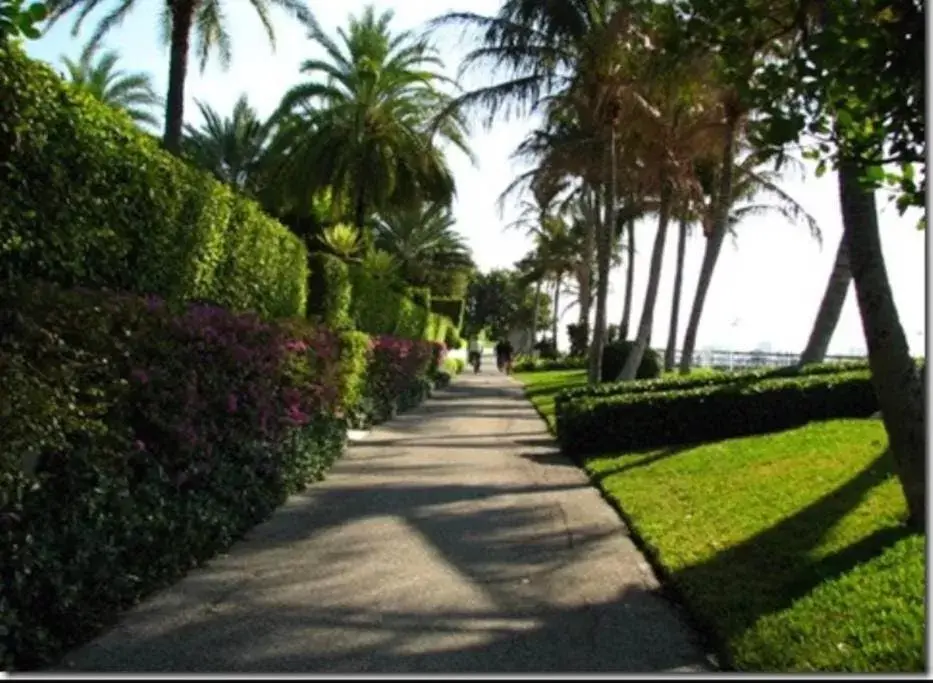 Neighbourhood, Garden in Hemingway Suites at Palm Beach Hotel Island