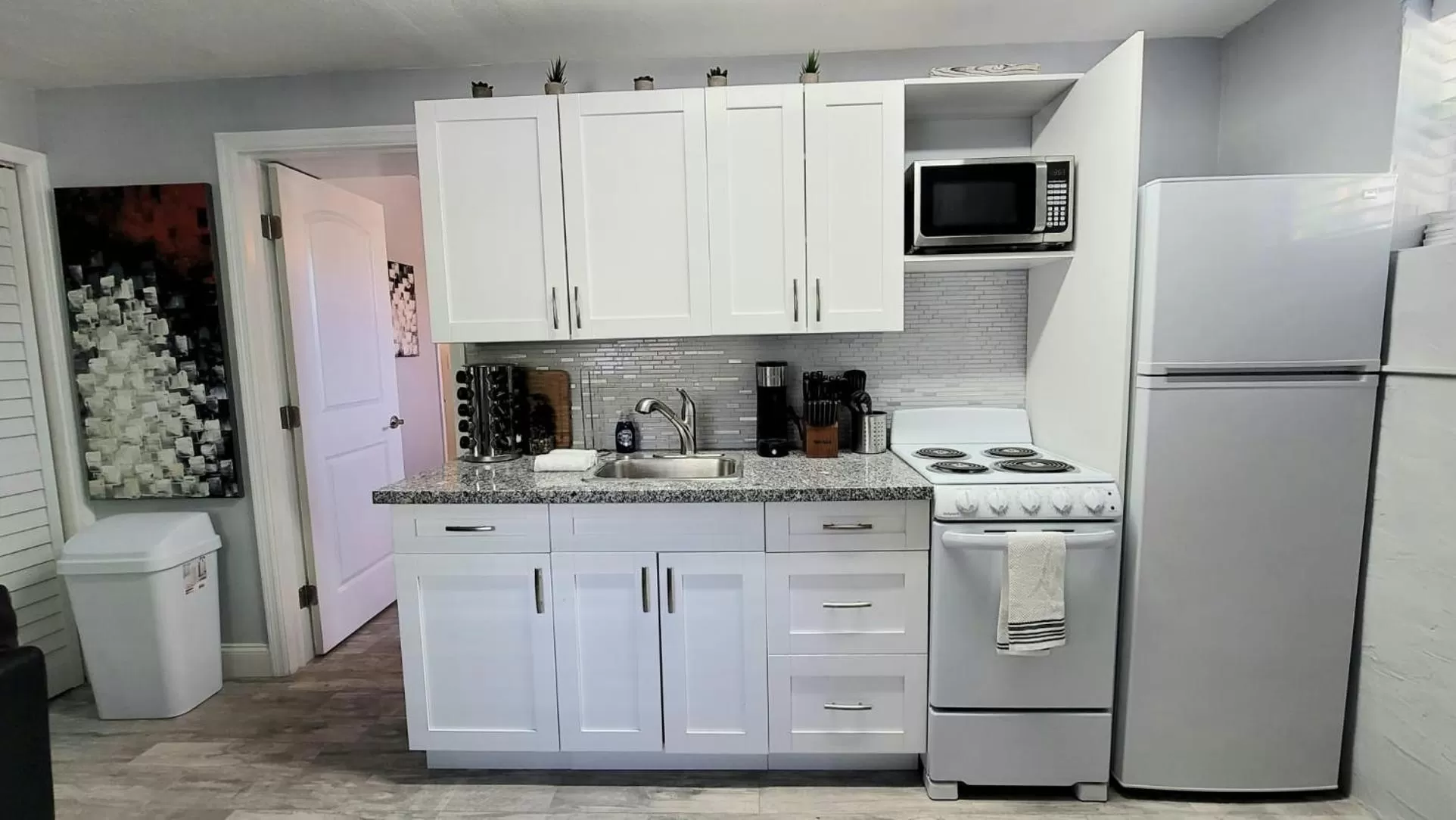 Kitchen or kitchenette in Barefoot mailman motel