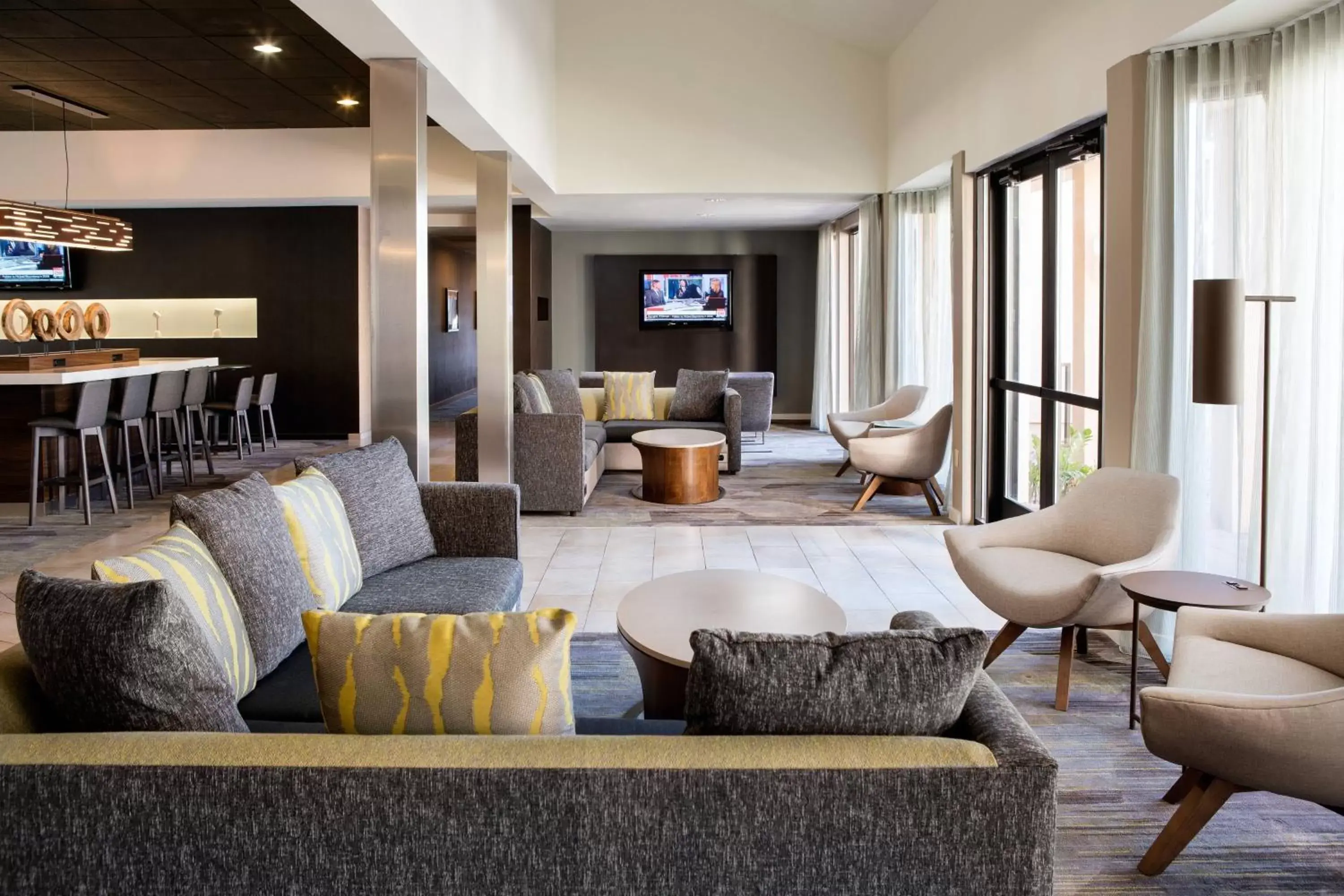 Lobby or reception, Lounge/Bar in Courtyard by Marriott Phoenix Airport