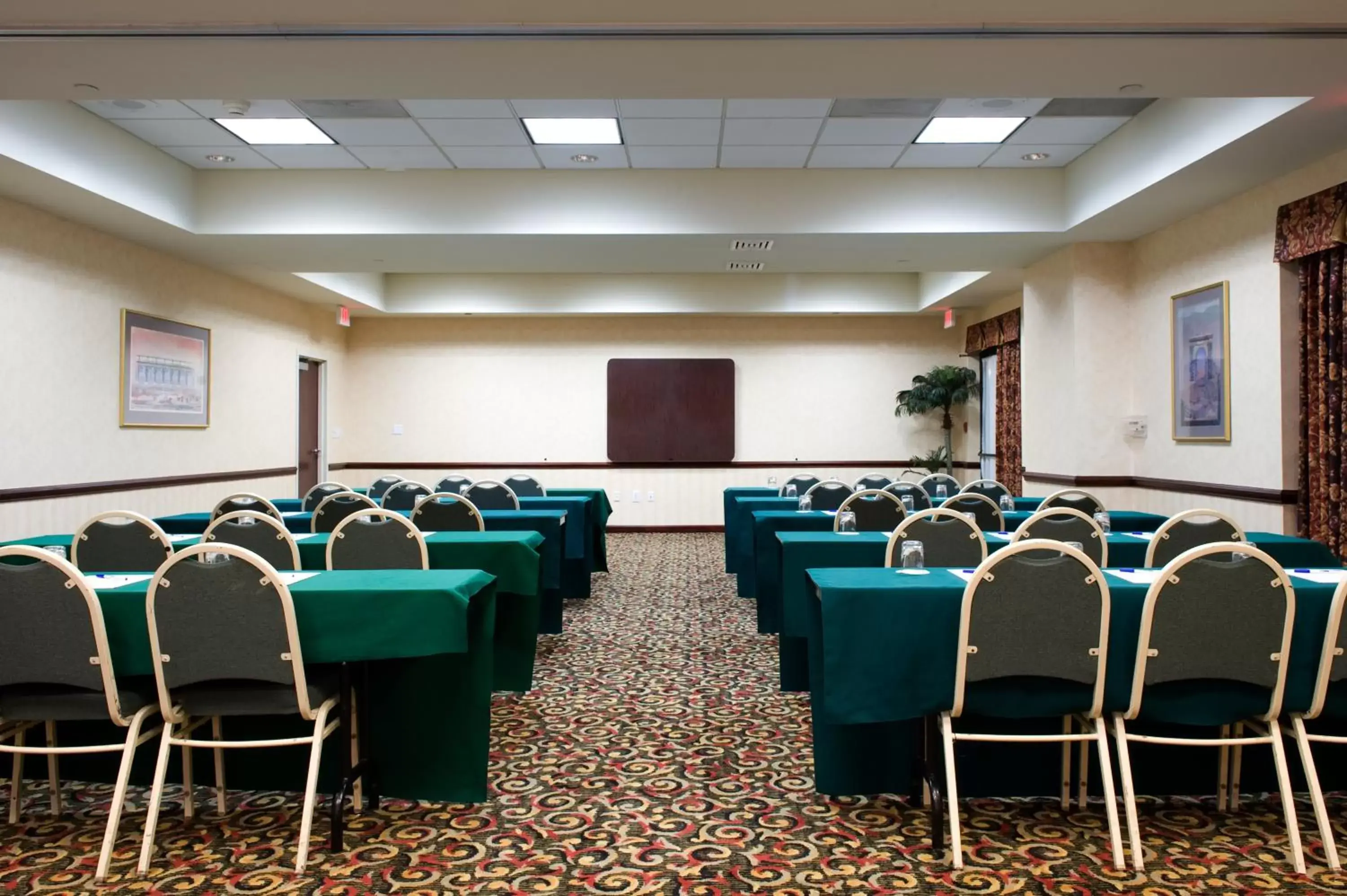 Meeting/conference room in Holiday Inn Express Hotel & Suites Dallas Fort Worth Airport South, an IHG Hotel