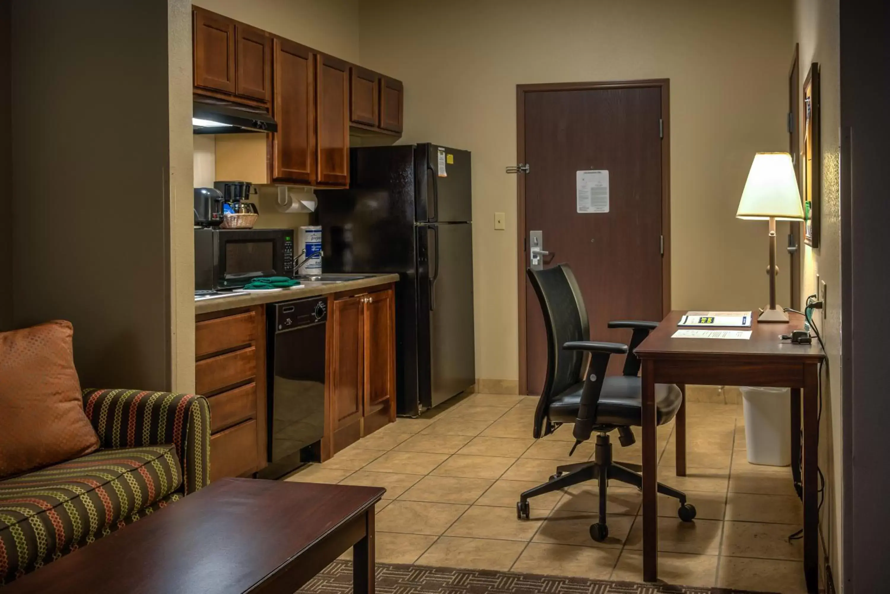 Kitchen or kitchenette, Kitchen/Kitchenette in MainStay Suites St Robert-Fort Leonard Wood