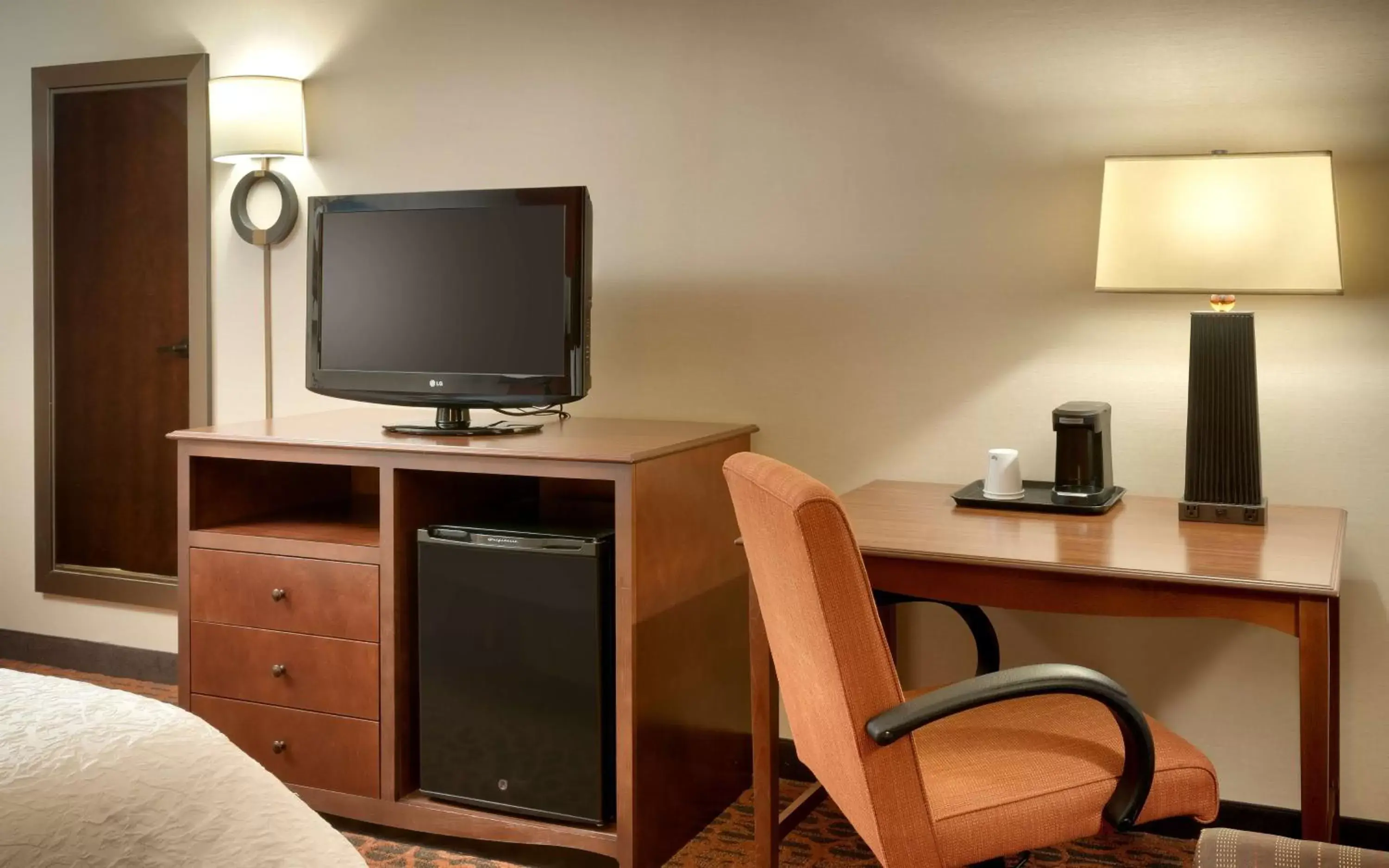 Bedroom, TV/Entertainment Center in Hampton Inn Salt Lake City/Sandy