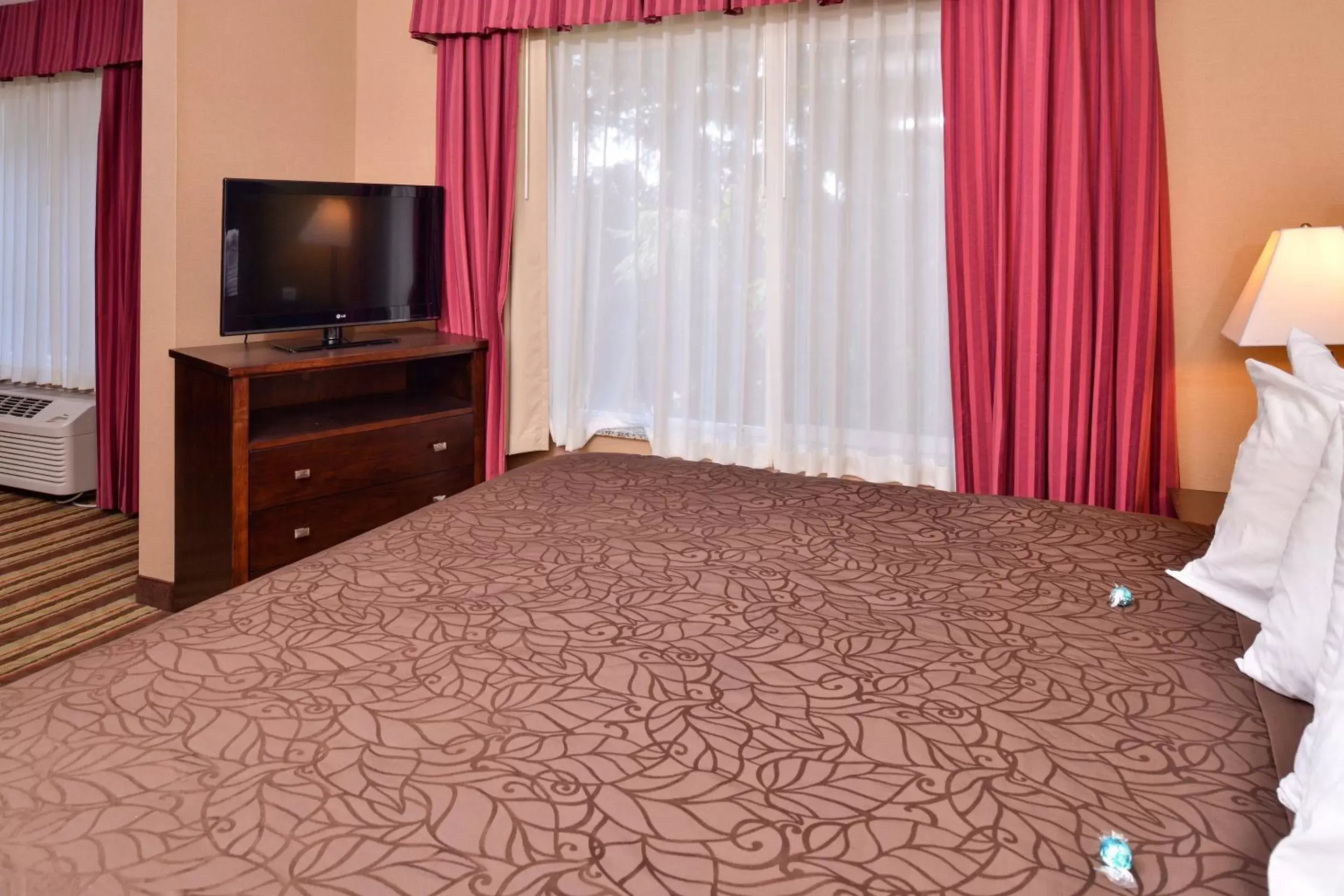 Photo of the whole room, TV/Entertainment Center in Best Western Wilsonville Inn & Suites