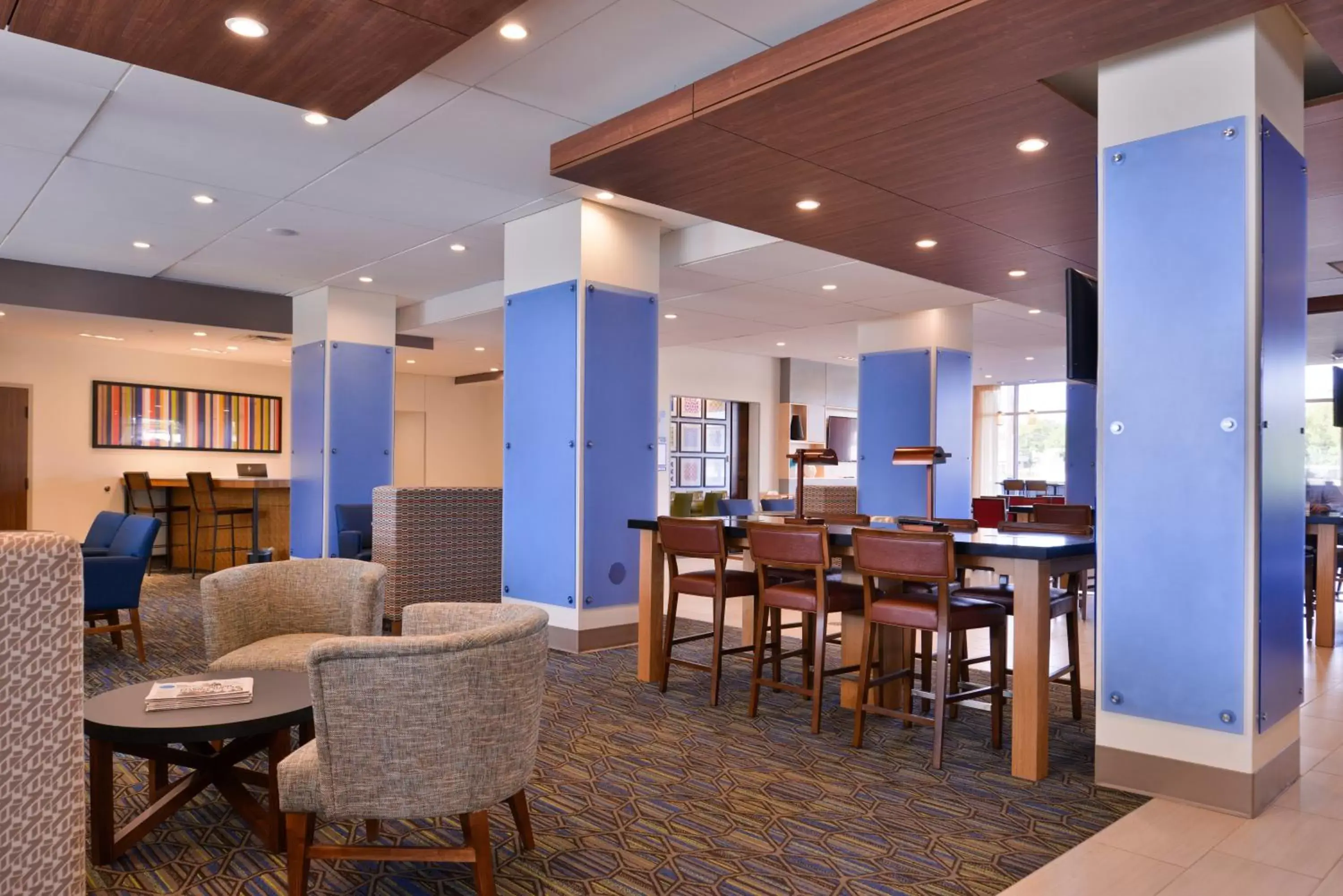 Property building, Lounge/Bar in Holiday Inn Express & Suites - Mall of America - MSP Airport, an IHG Hotel