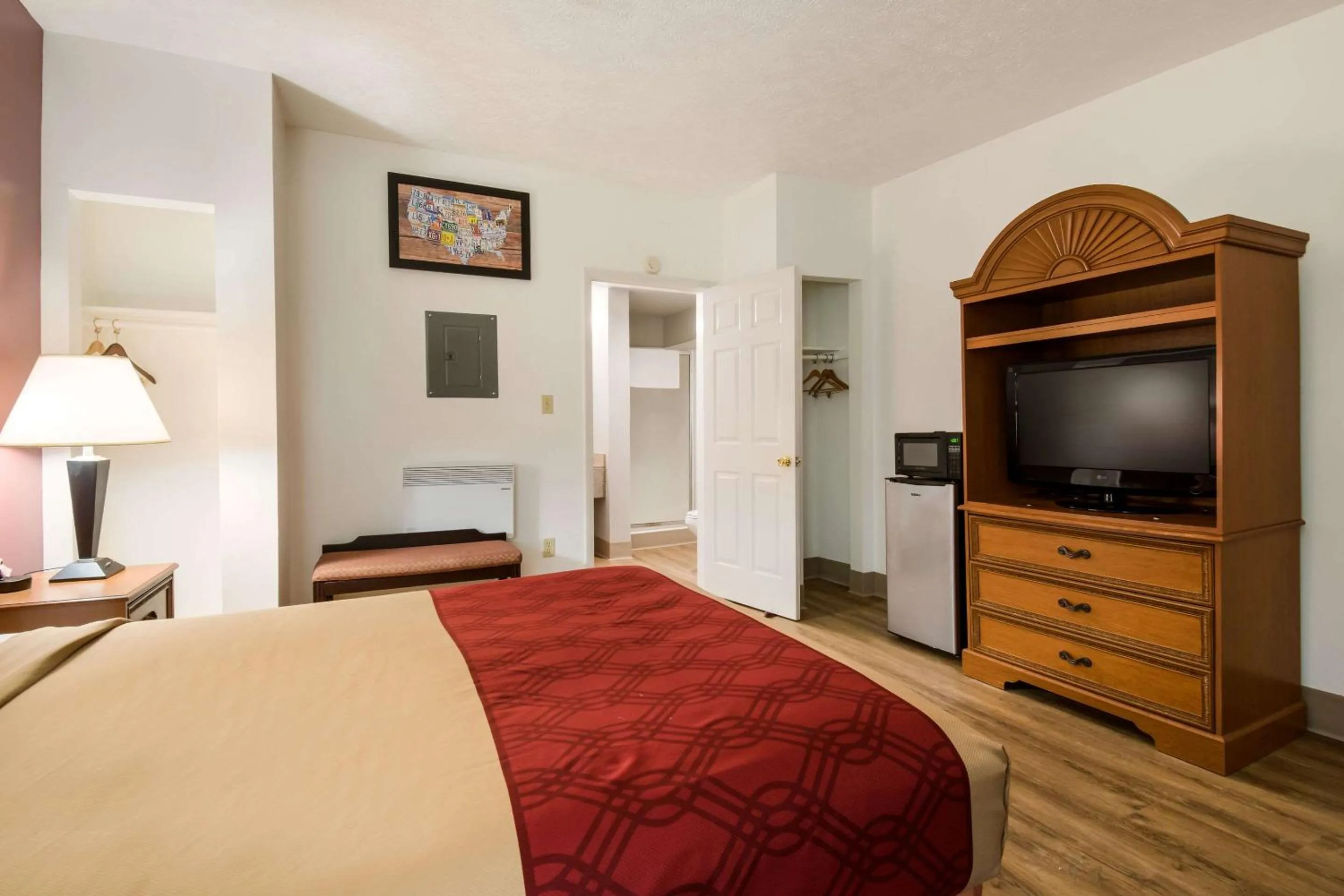 Photo of the whole room, Bed in Econo Lodge Inn & Suites Lake Harmony - Pocono Mountains Area