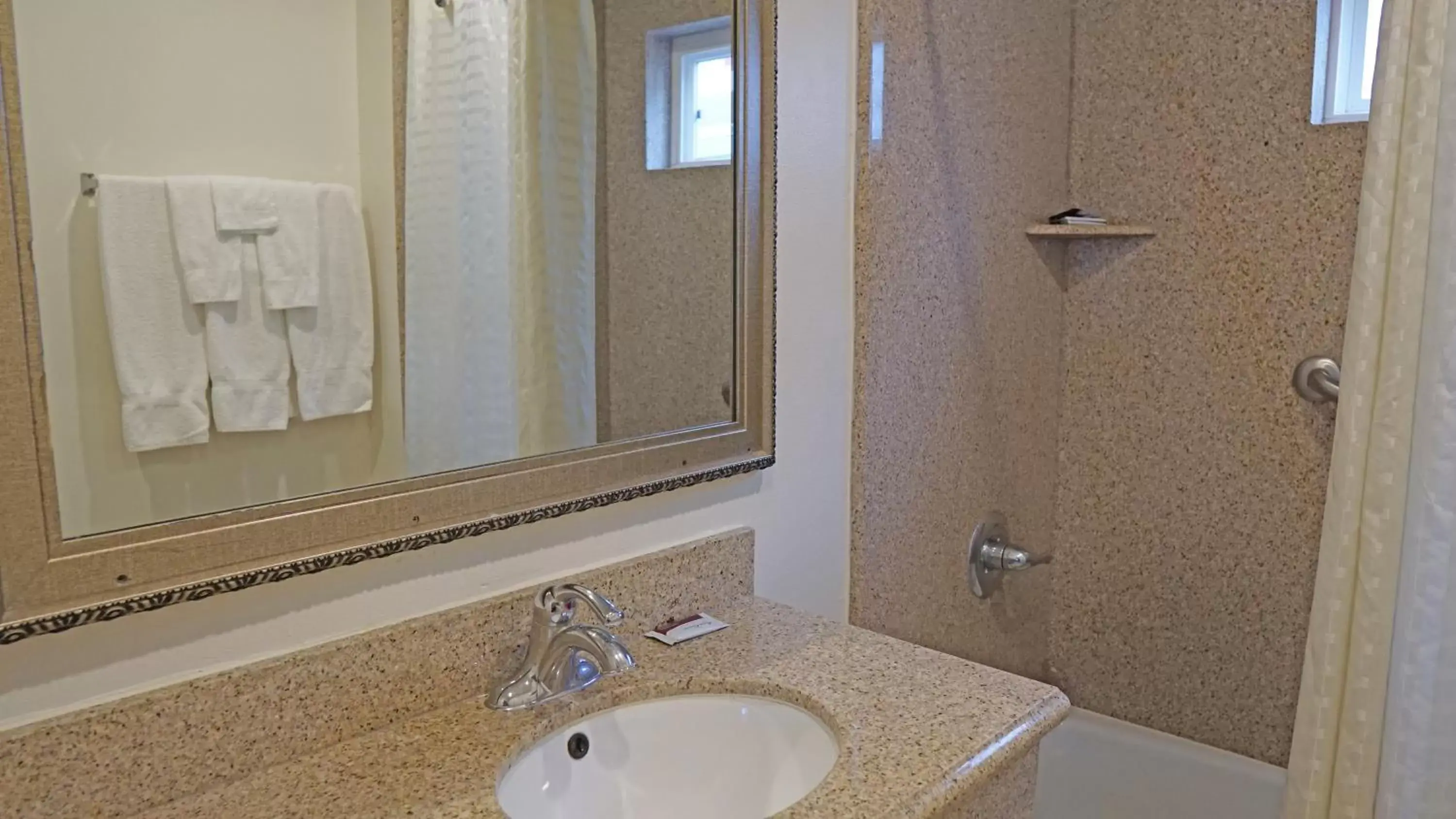 Bathroom in Redondo Inn and Suites