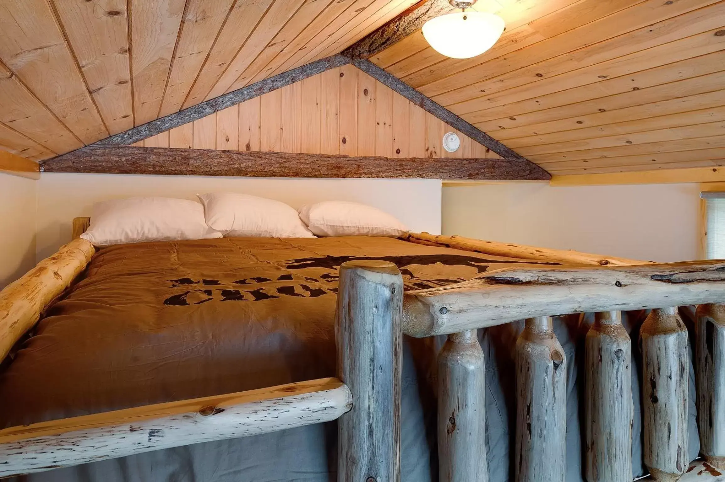 Bedroom, Bed in Cobble Mountain Lodge