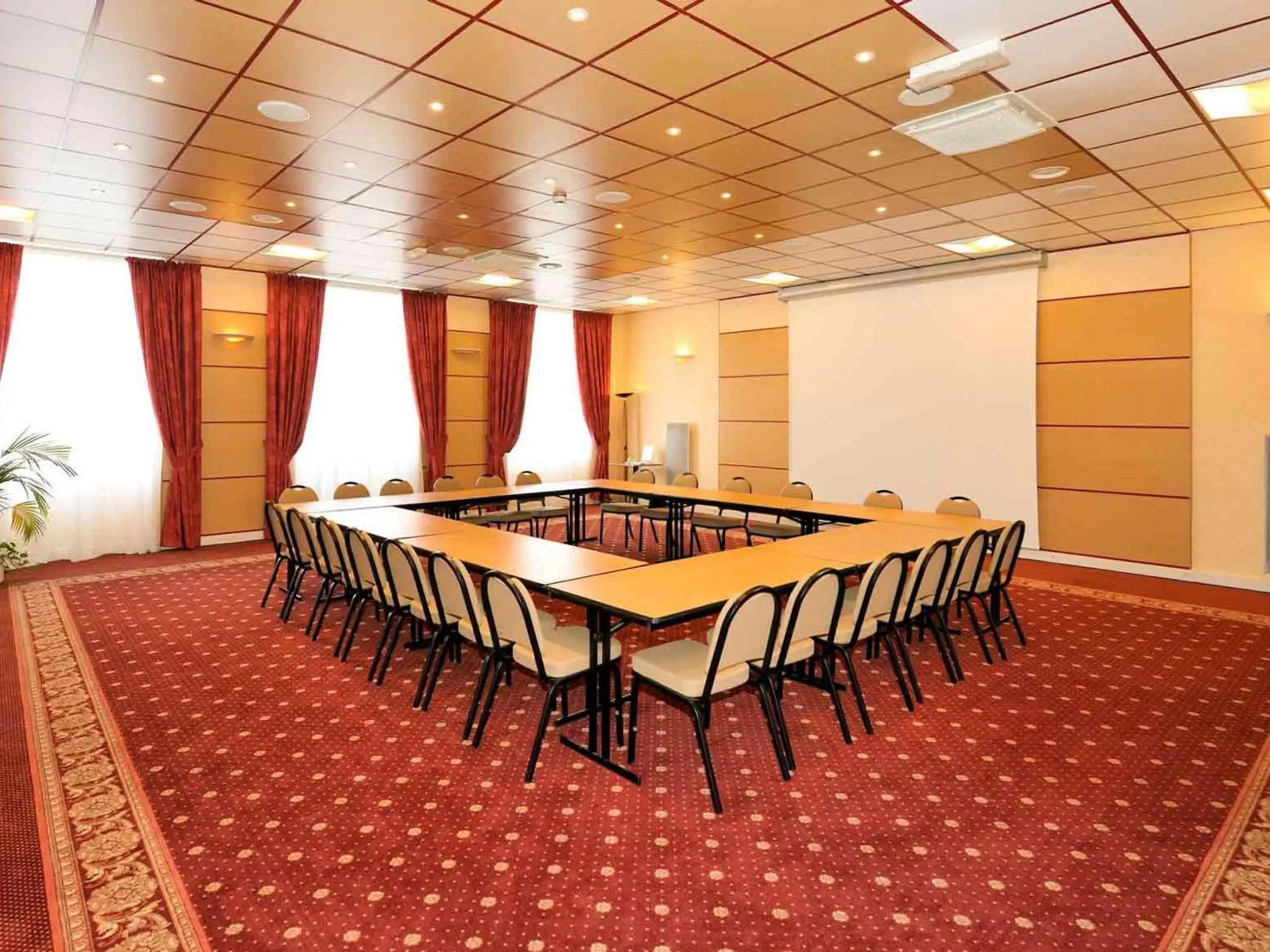 Meeting/conference room in Mercure Epinal Centre